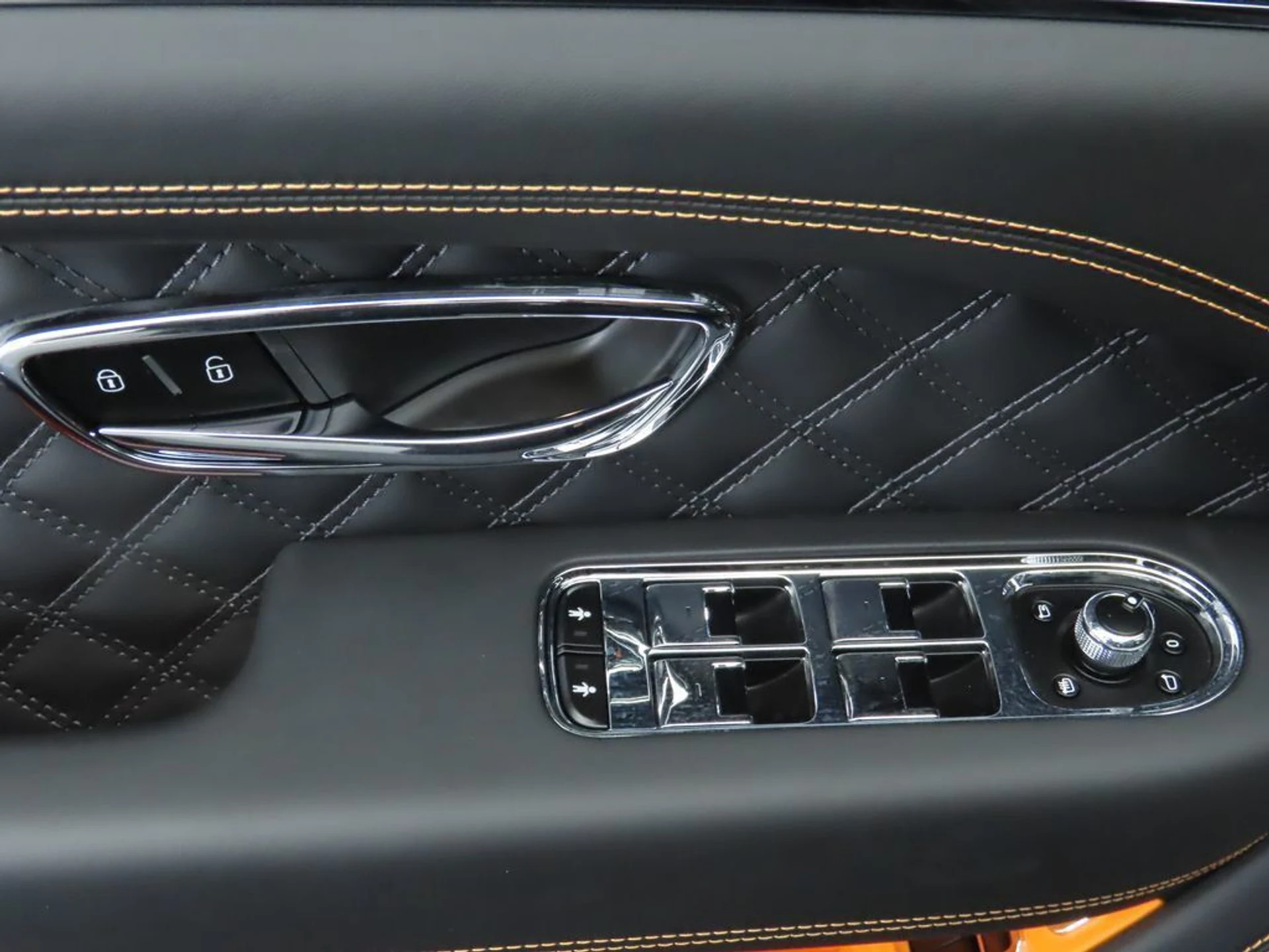 mph023_788371472_new_2025_bentley_bentayga_v8awd_8119_22925566_24_1024_b433387a9e