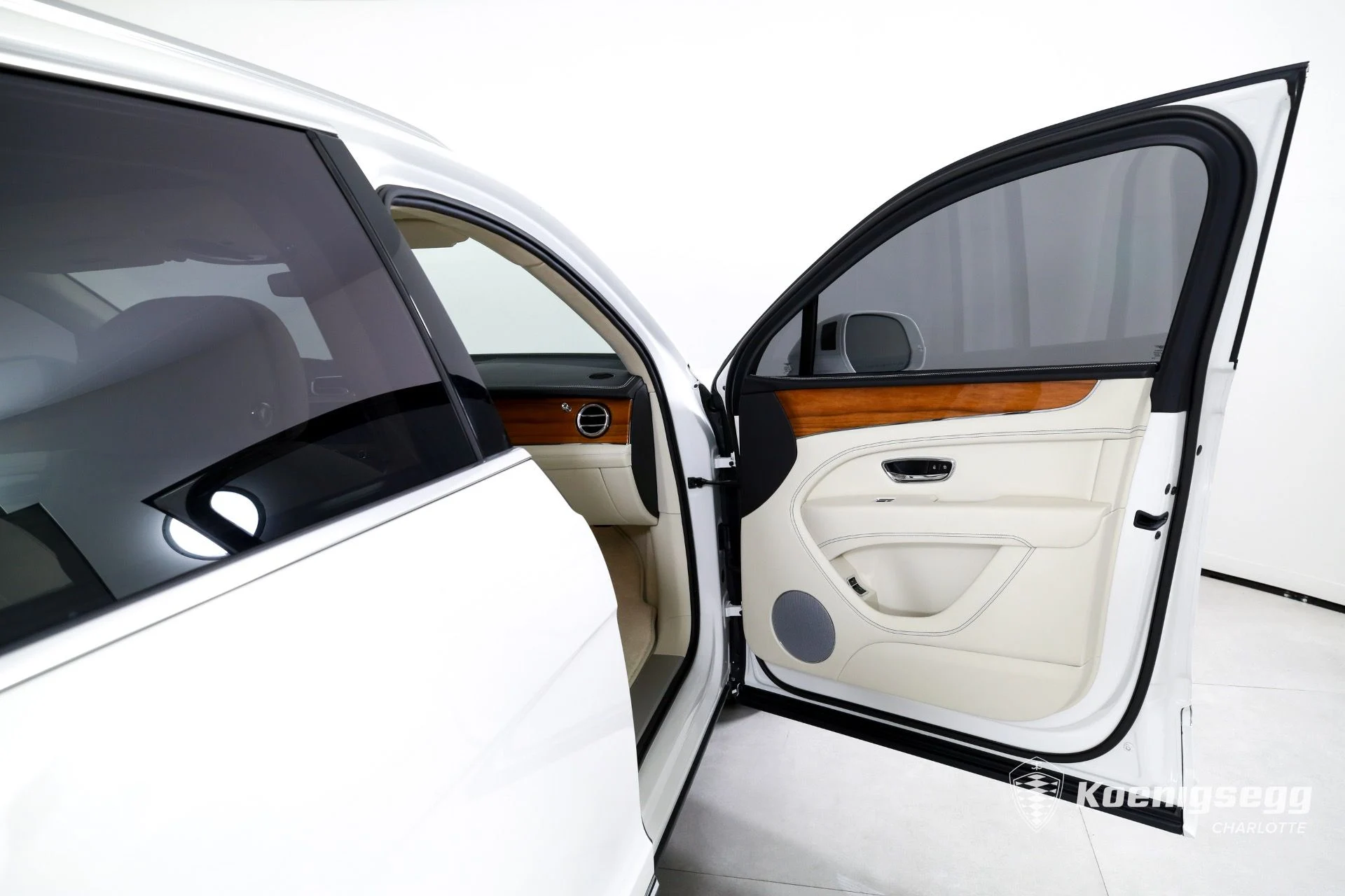 mph023_819976199_Used_2023_Bentley_Bentayga_Hybrid_1760985662_5a8efcb990