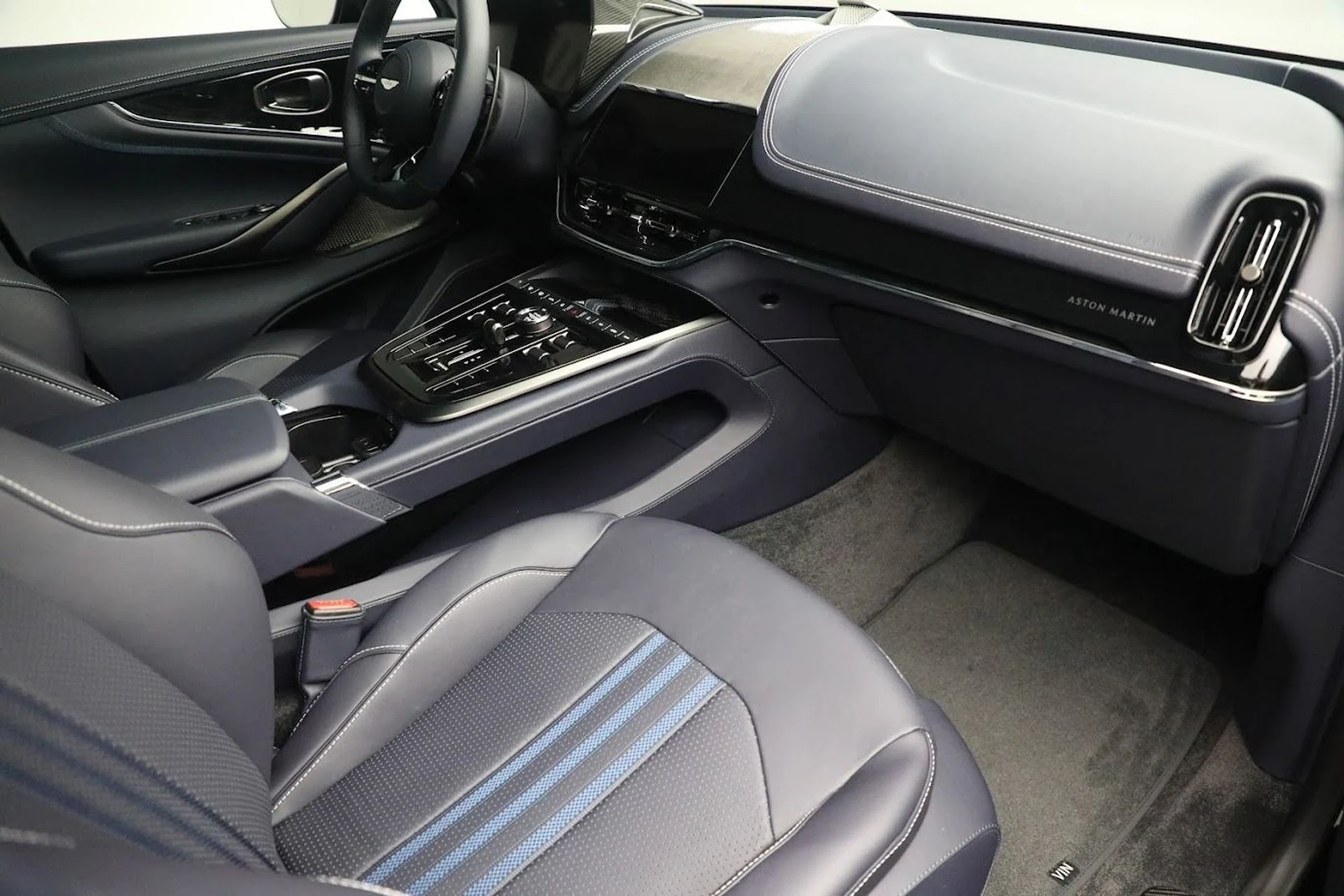 mph023_827836938_New_2025_Aston_Martin_DBX_707_6c0874e89e