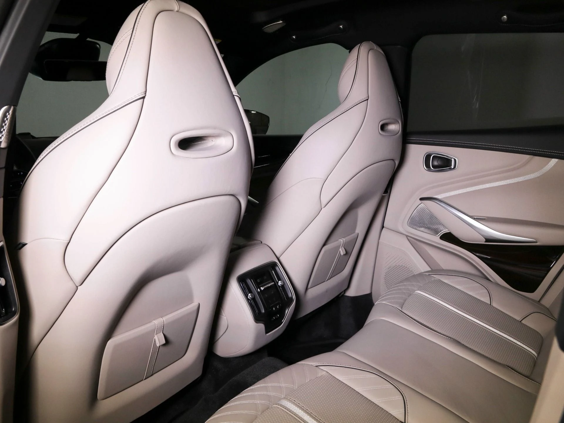 mph023_830578306_New_2025_Aston_Martin_DBX_707_1768455345_a5f685169d