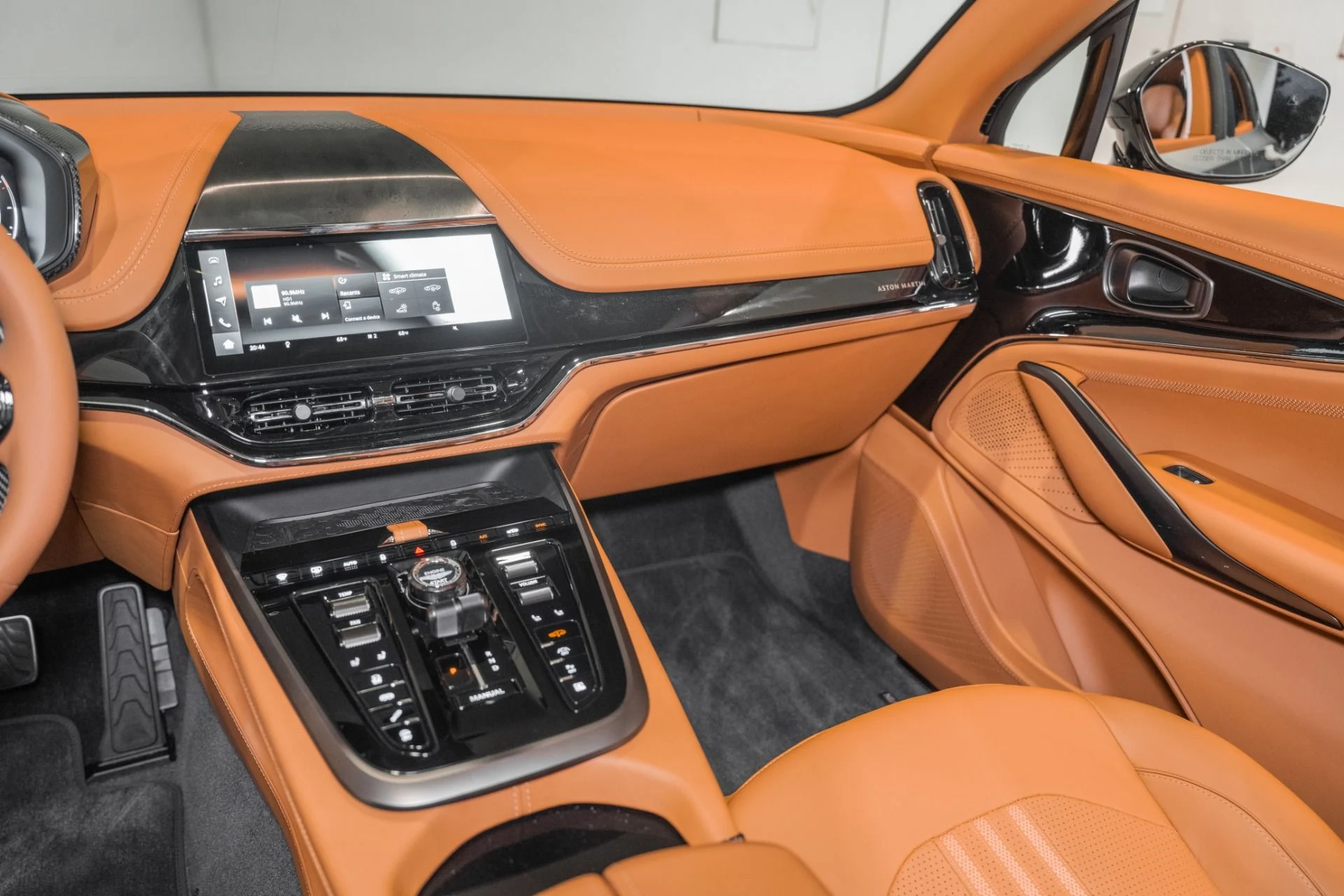 mph023_839100144_New_2026_Aston_Martin_DBX_707_1786372165_119497e683
