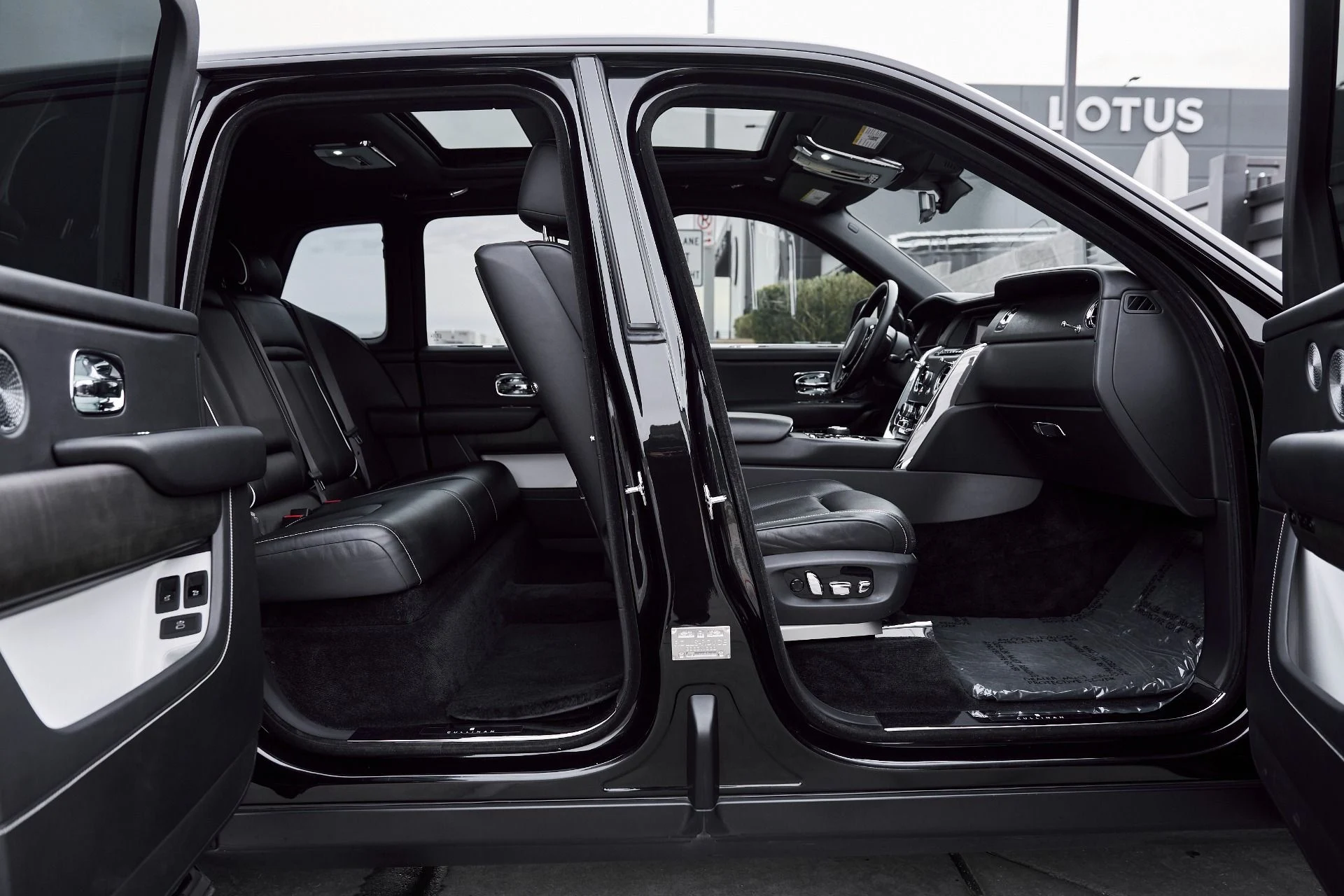 mph023_847893656_Used_2019_Rolls_Royce_Cullinan_Base_1767201664_e0742609df