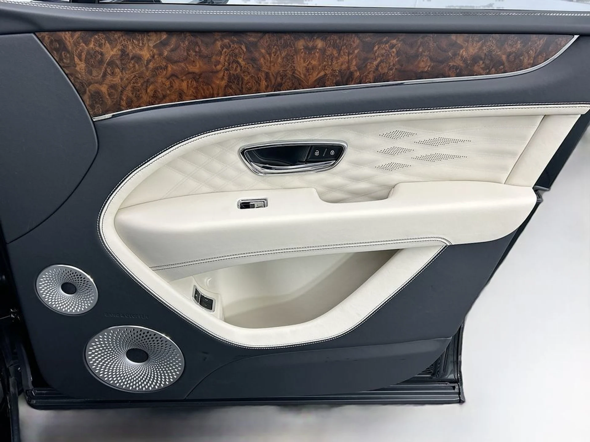 mph023_856529050_used_2025_bentley_bentayga_ewb_v8awd_8119_22989350_24_1024_dc0dd9d2c3