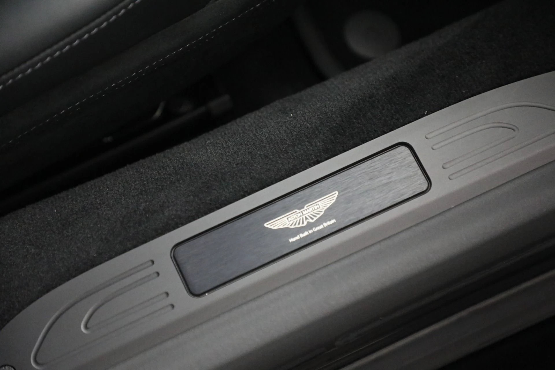 mph023_860590145_Used_2025_Aston_Martin_Vantage_1790186277_75f79860b4