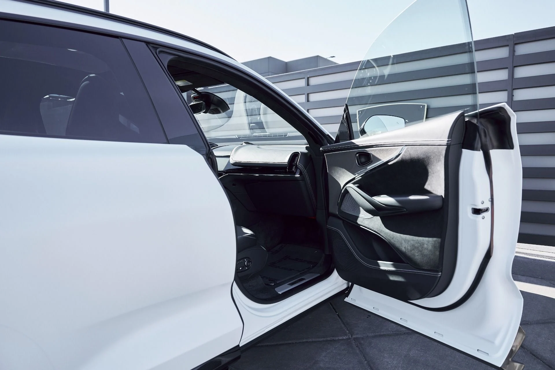 mph023_866529599_Used_2025_Aston_Martin_DBX_707_1767063160_df684a61ab