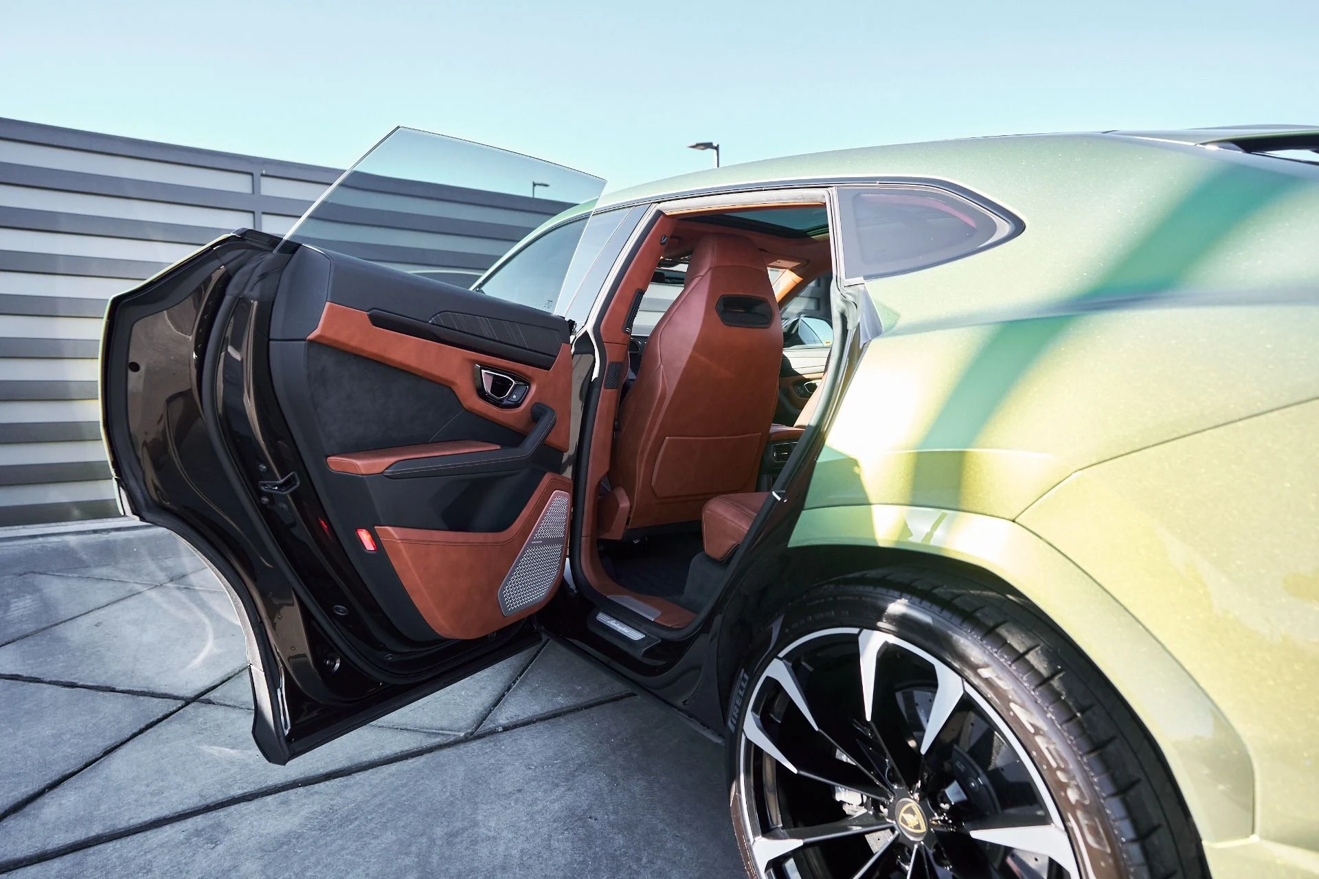 mph023_868049599_Used_2022_Lamborghini_Urus_1764710436_d7efd6689f