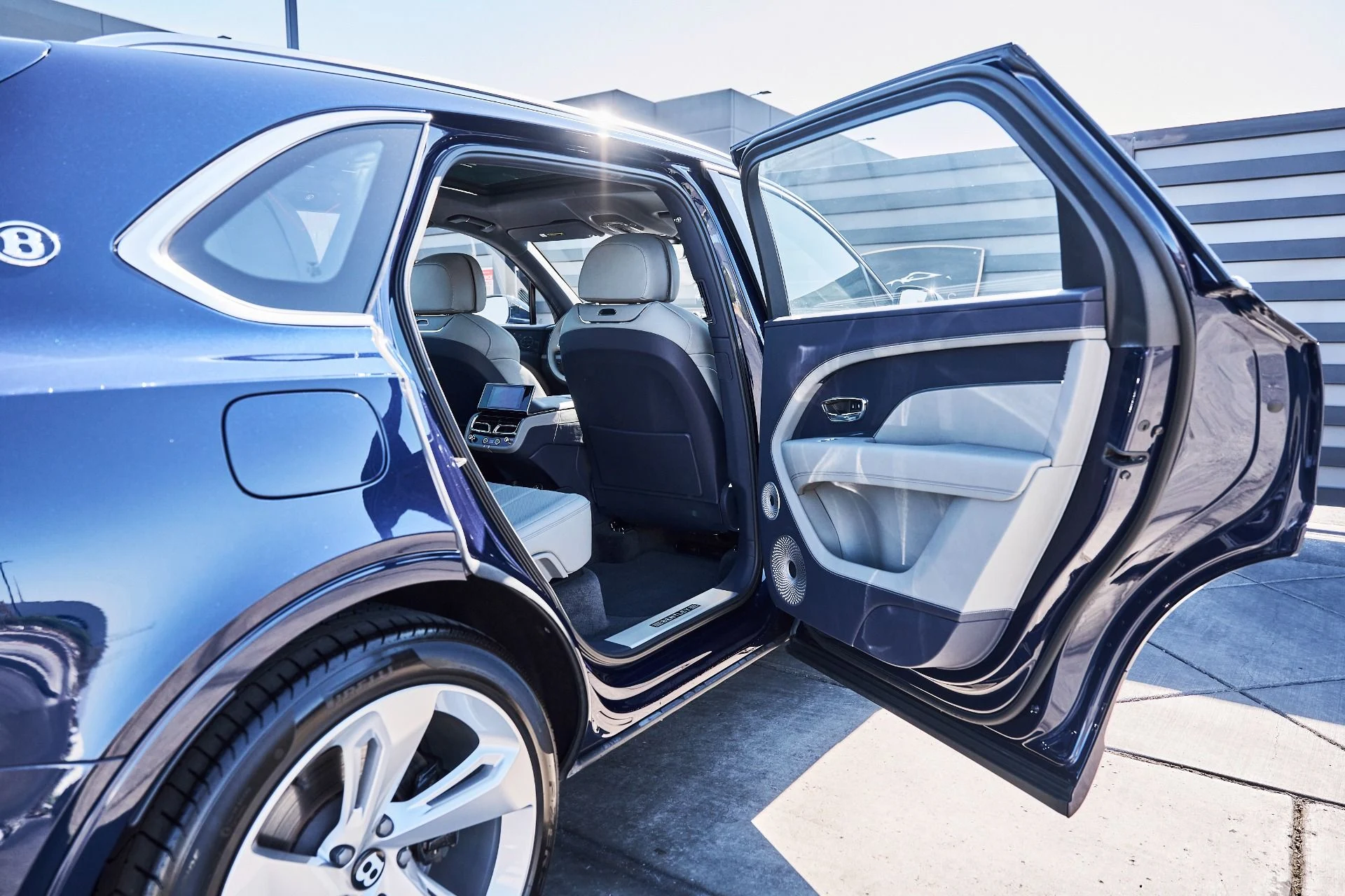 mph023_881763833_Used_2025_Bentley_Bentayga_EWB_1780709378_5de4ec69bd
