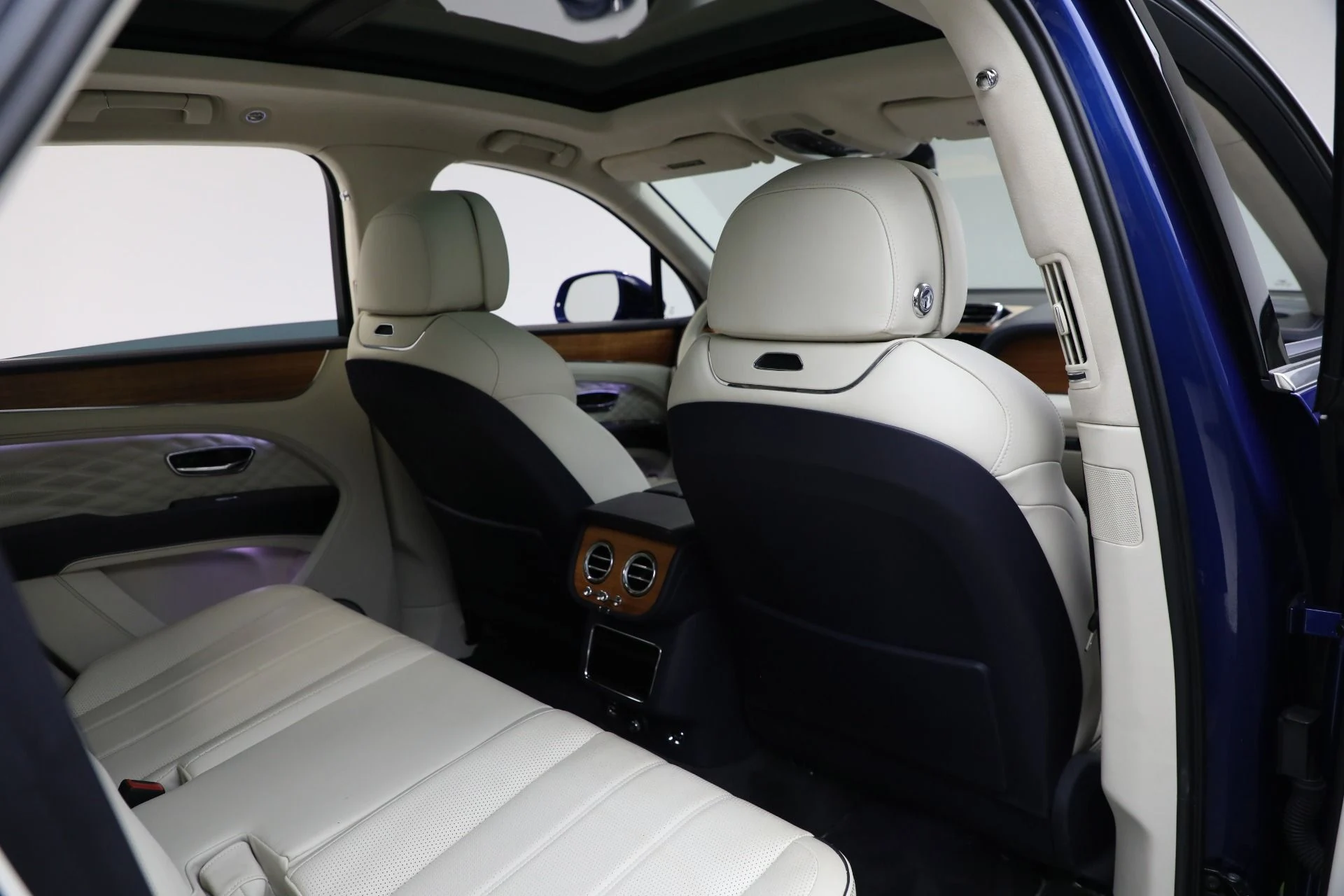 mph023_902320903_Used_2024_Bentley_Bentayga_Azure_V8_92ad76940b