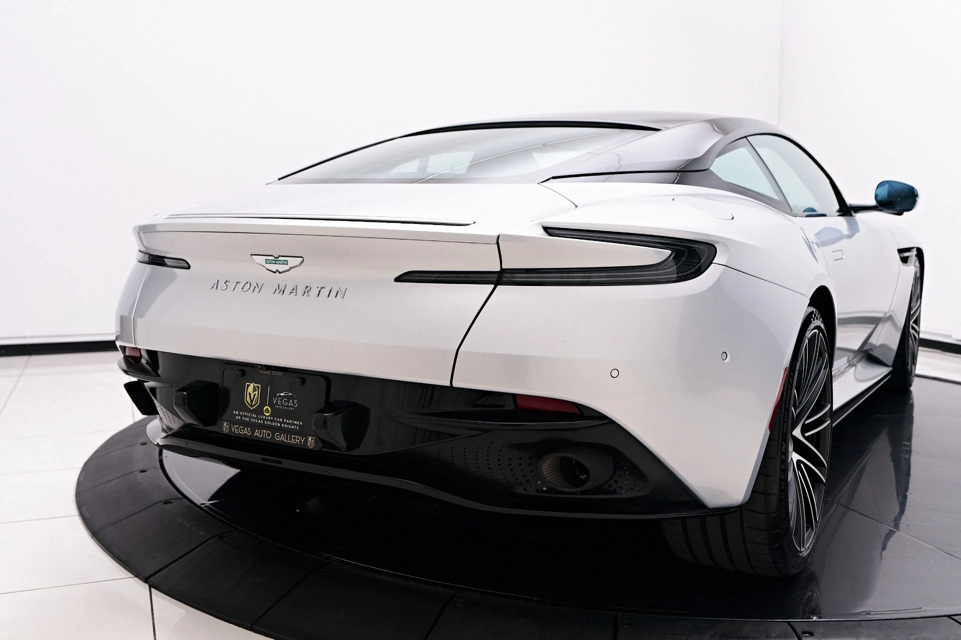 mph023_904089356_Used_2024_Aston_Martin_DB_12_1755890599_6352b622e0