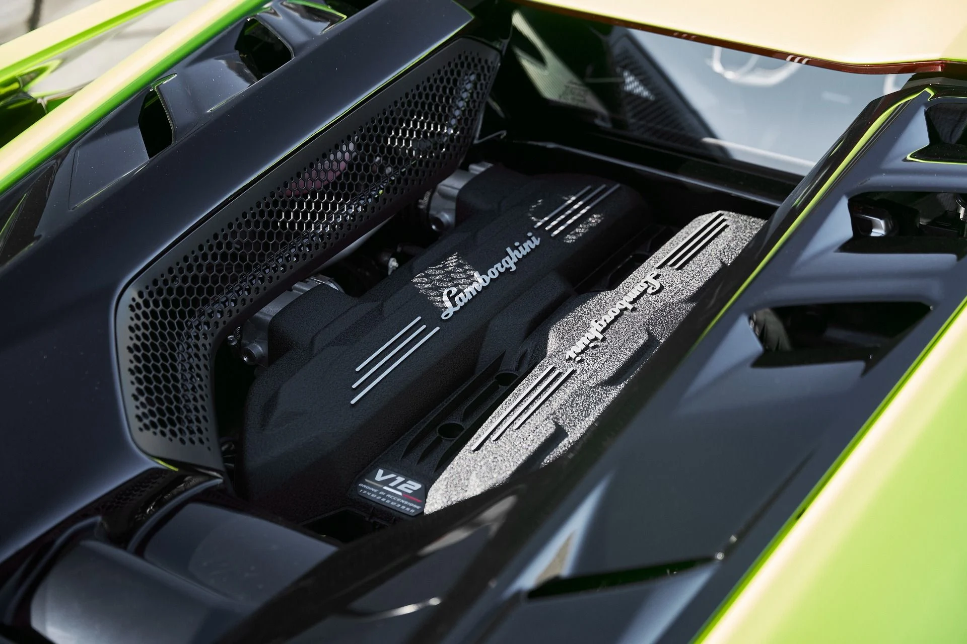 mph023_914216237_Used_2025_Lamborghini_Revuelto_Base_1769824562_3235644b18