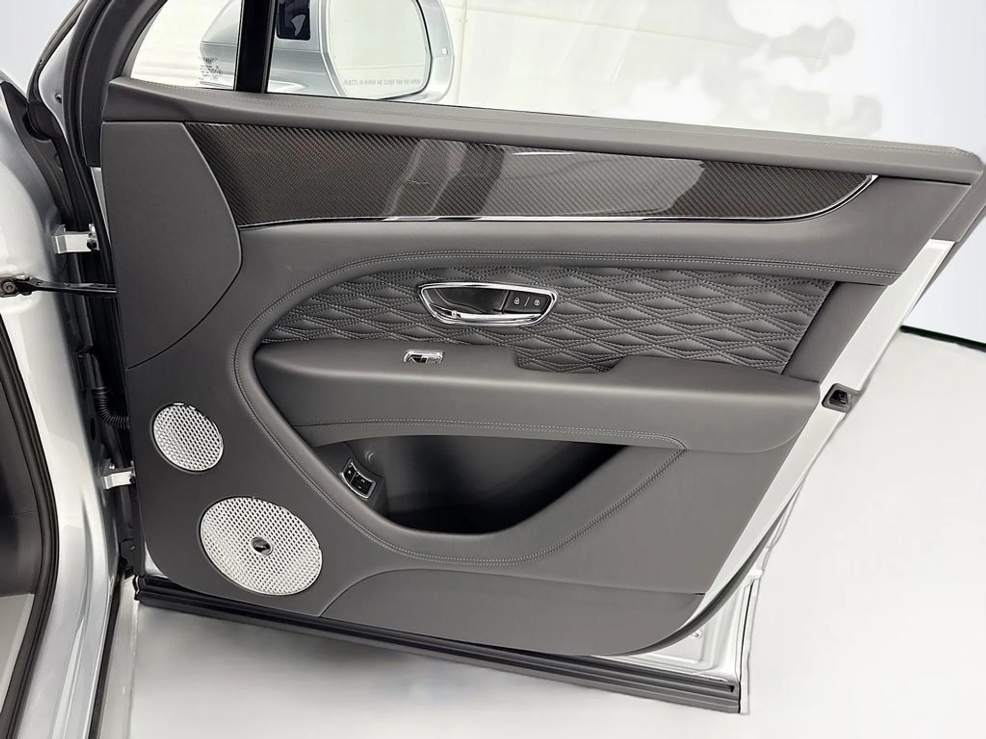 mph023_92161074_new_2026_bentley_bentayga_8119_23011289_24_1024_39c23fd11e