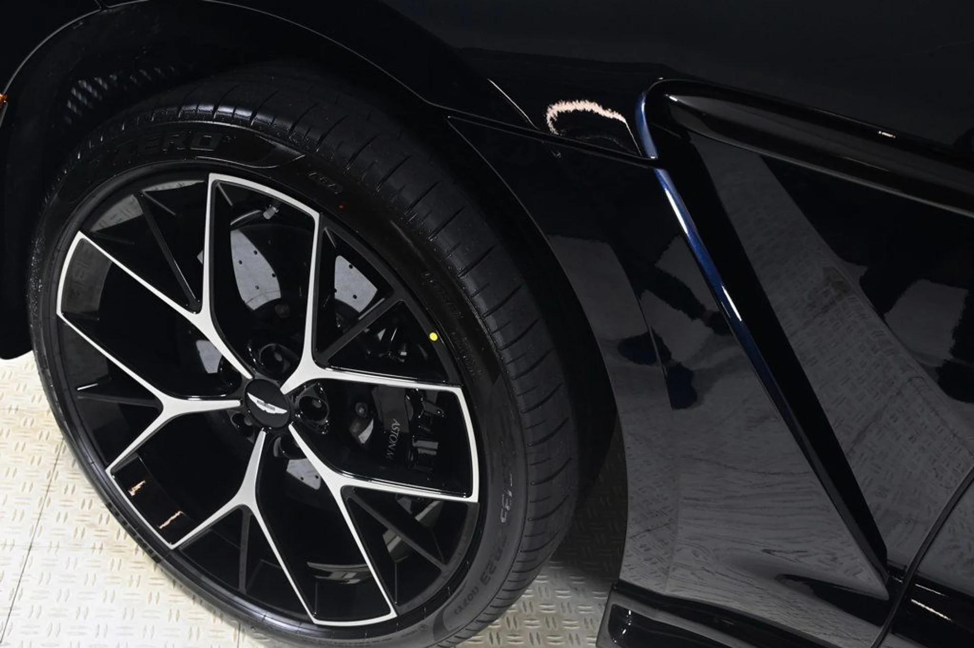 mph023_928159135_new_2026_aston_martin_dbx_707awd_11350_22956758_24_1024_0657398b86