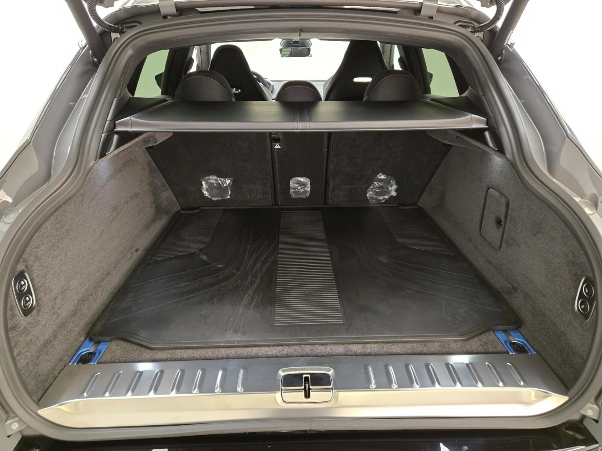 mph023_933919060_New_2026_Aston_Martin_DBX_S_1776143668_e695c23272