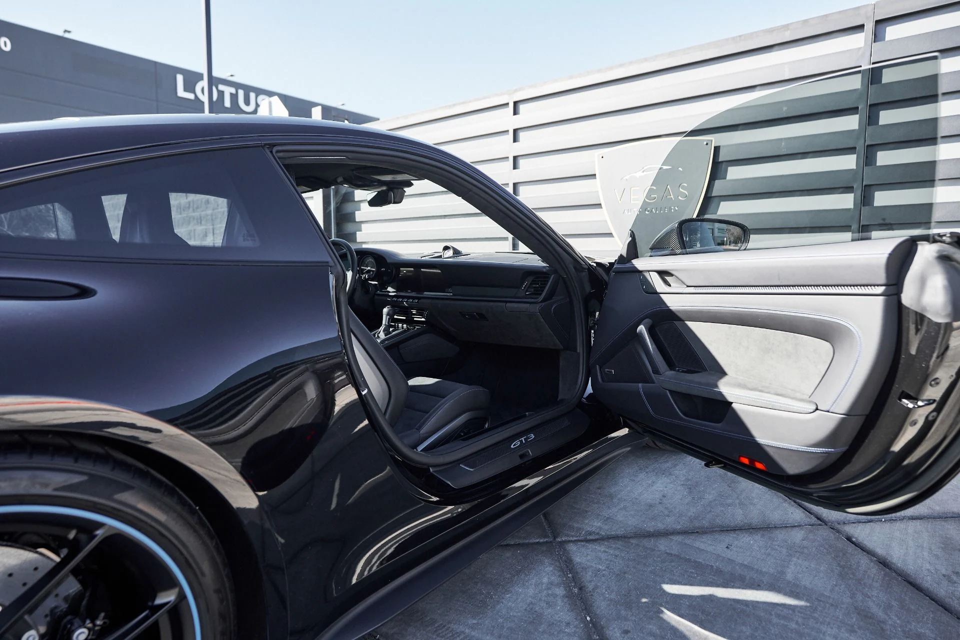 mph023_9454388_Used_2023_Porsche_911_GT_3_1761779533_c4c2ee6988