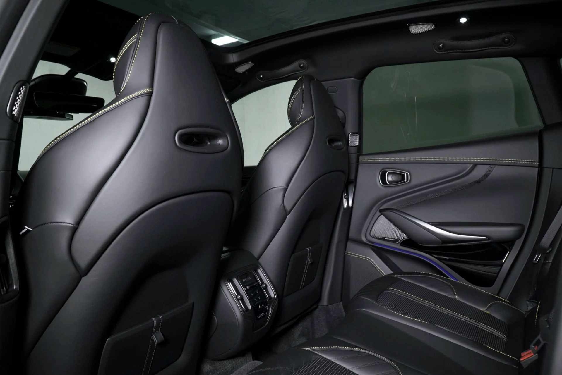 mph023_947578329_New_2026_Aston_Martin_DBX_707_1767899119_de2796d459