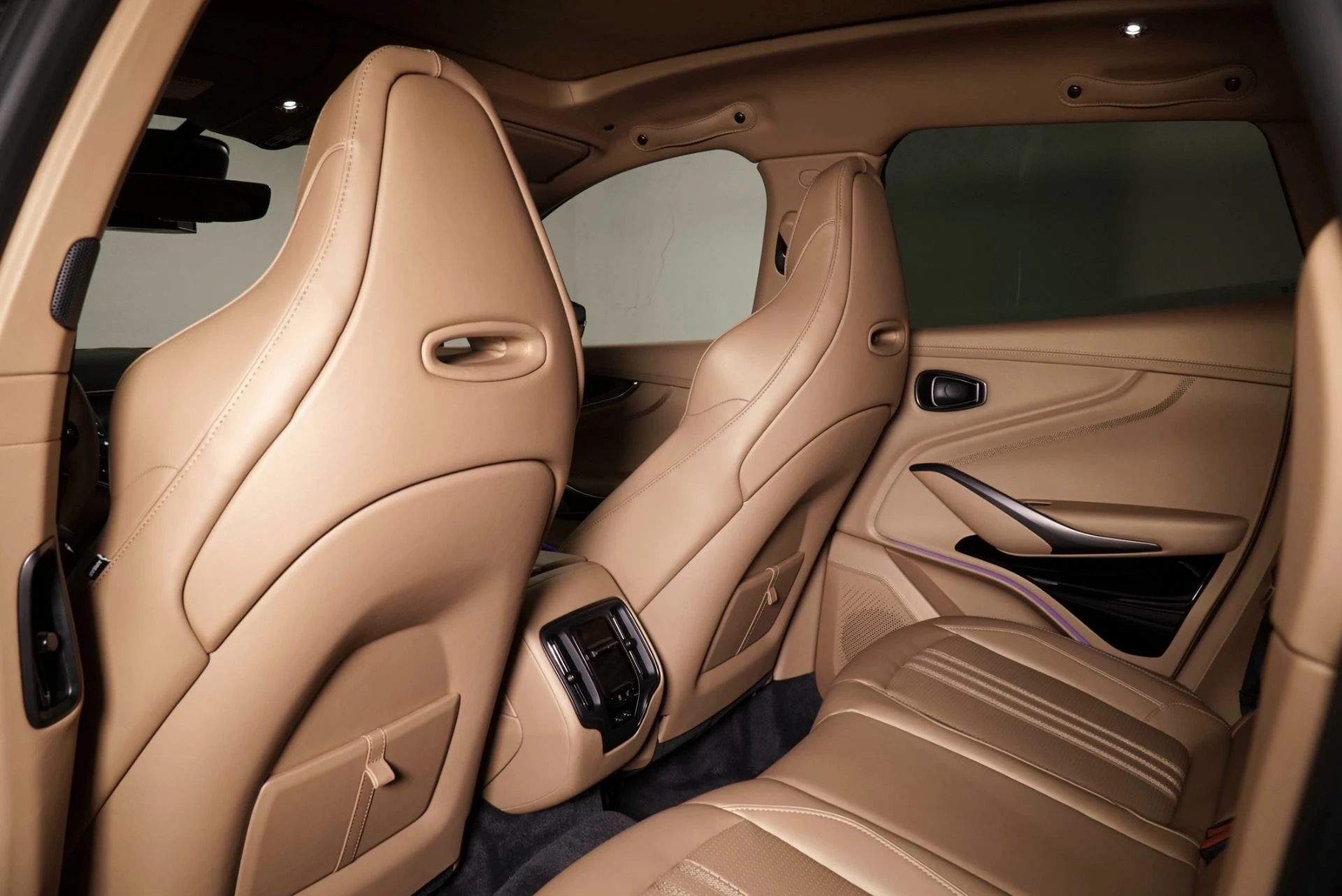 mph023_961343339_New_2026_Aston_Martin_DBX_707_1769661941_ee05c35576