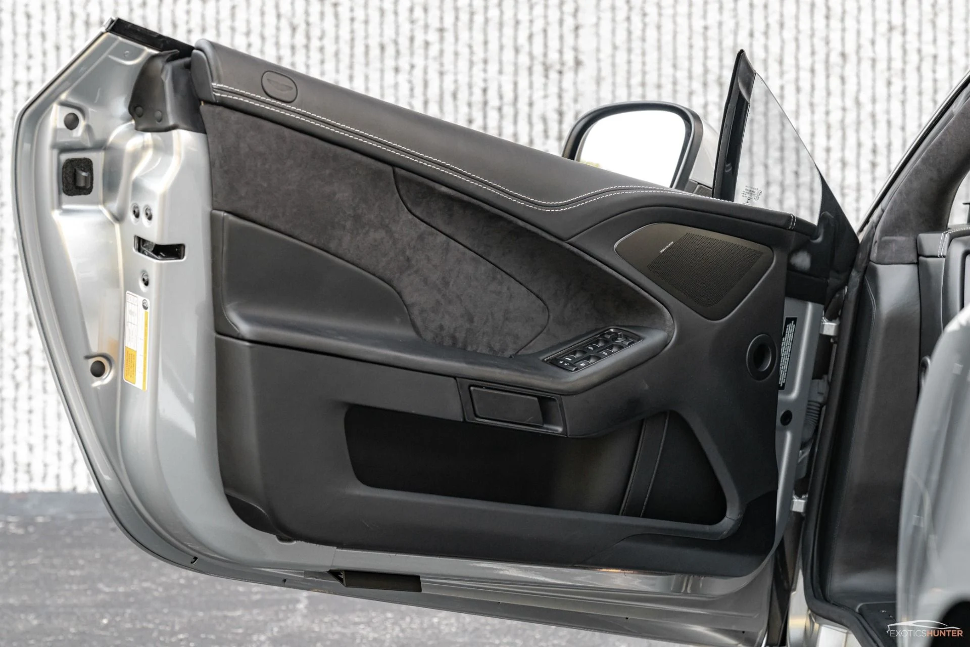 mph023_963237028_Used_2014_Aston_Martin_Vanquish_Iconic_Skyfall_Silver_w_One77_Steering_Wheel_Carbon_Roof_1721934406_ffffc37426