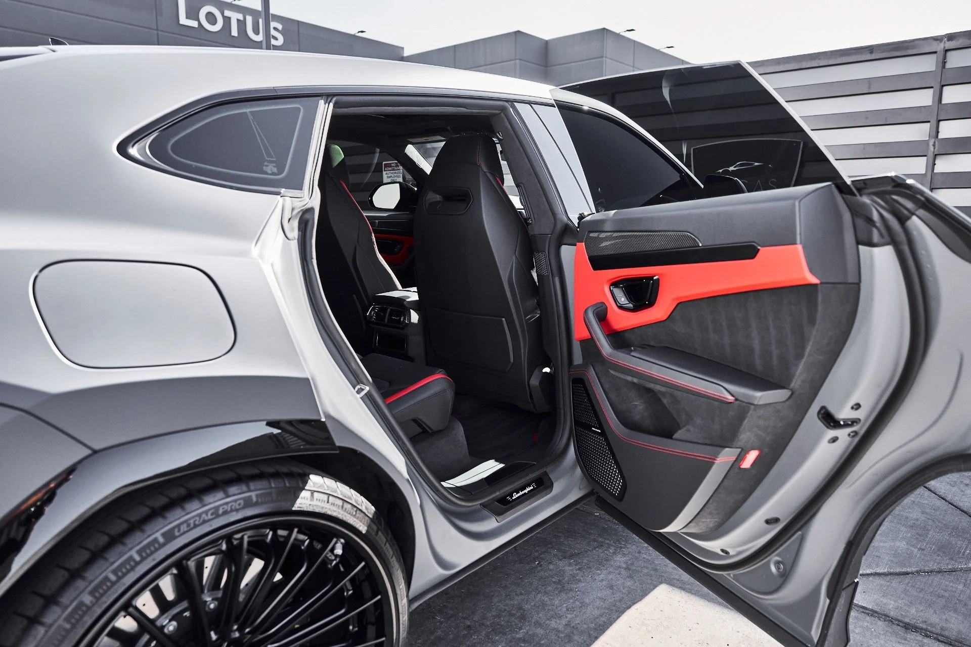 mph023_995142206_Used_2025_Lamborghini_Urus_SE_1778289203_b0d22baaae