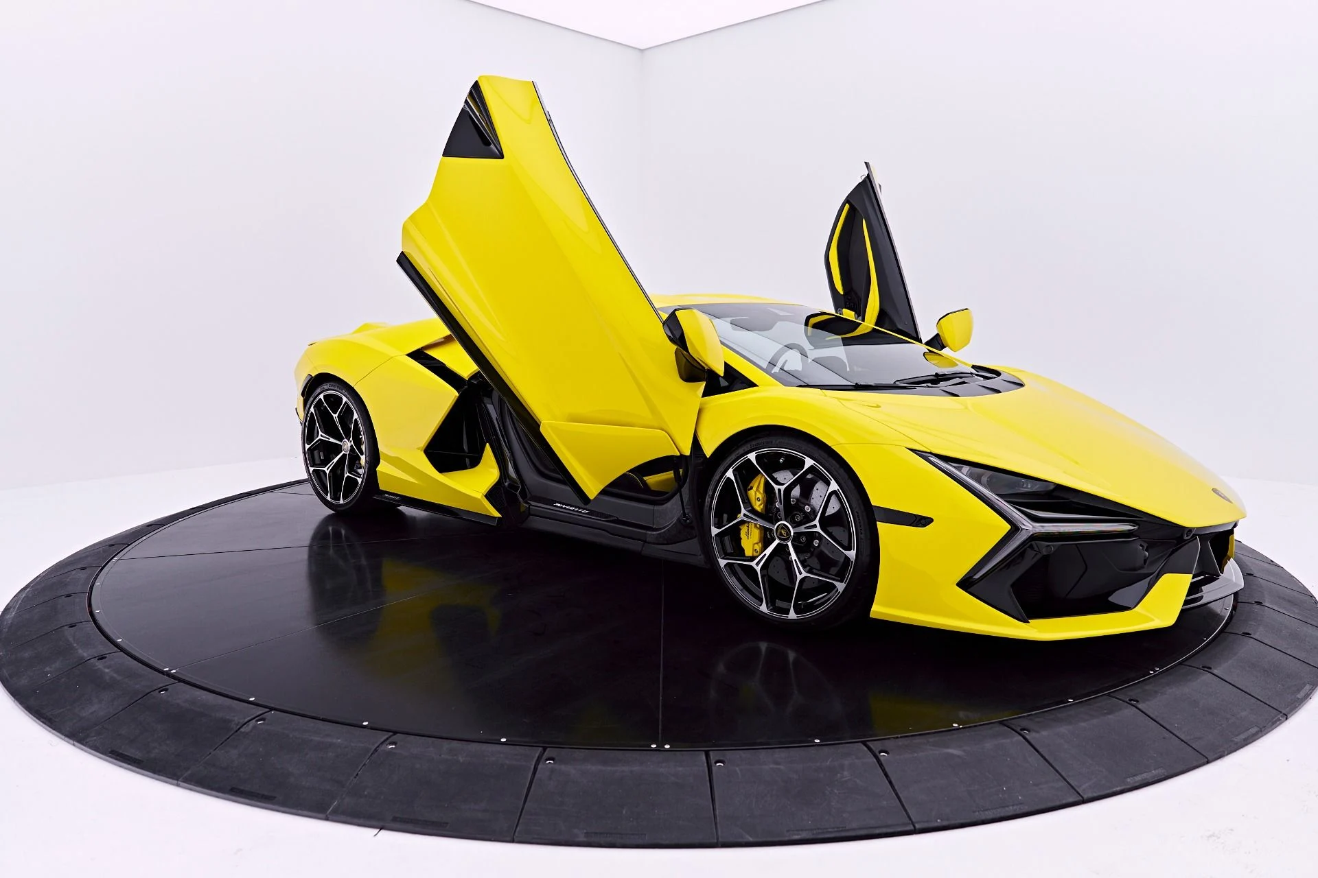 mph023_995253_Used_2026_Lamborghini_Revuelto_Base_1782198248_f2bf6a4d6c