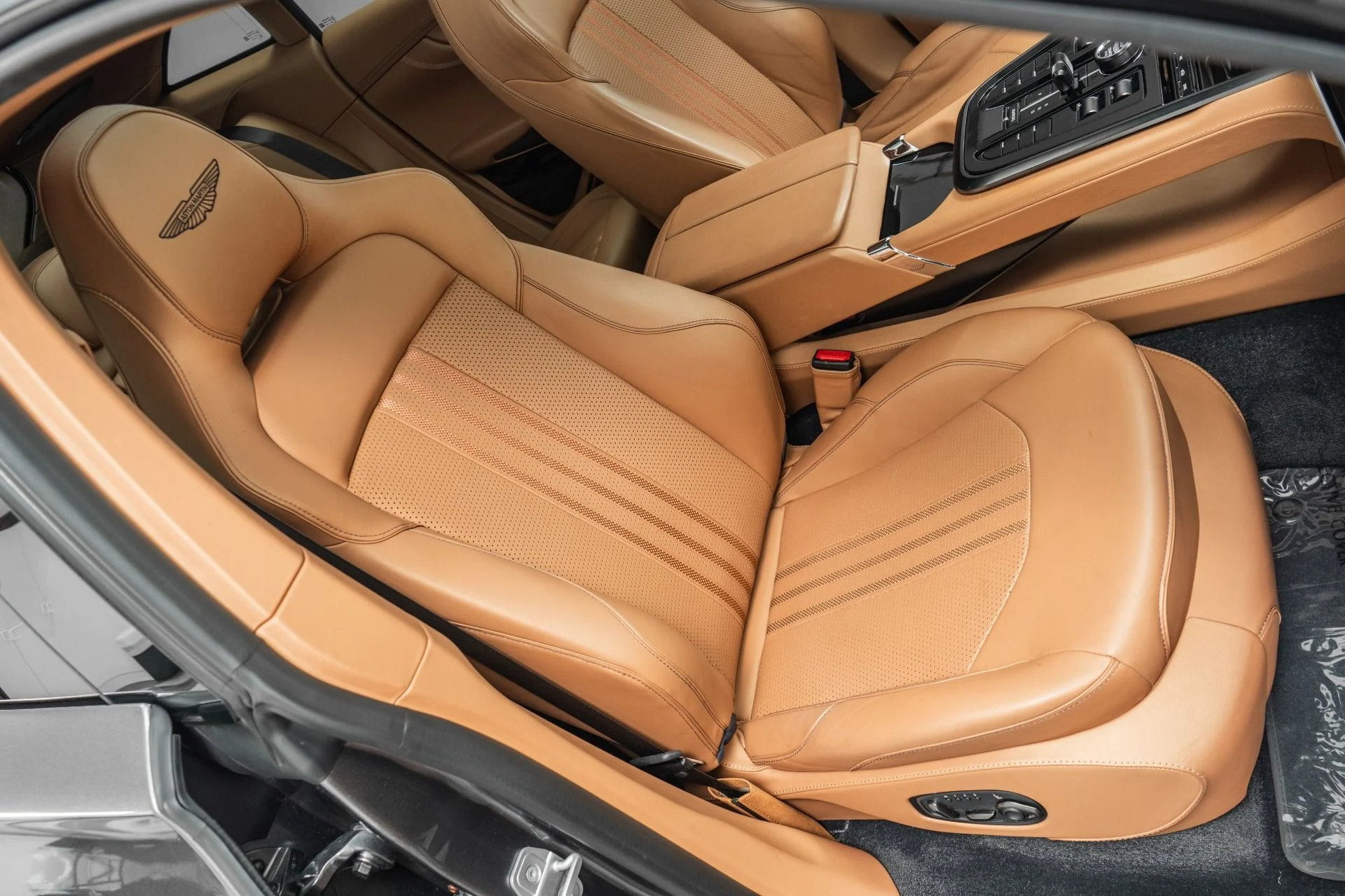 mph024_1001360921_Used_2025_Aston_Martin_DBX_707_1780350121_6e2290a0af