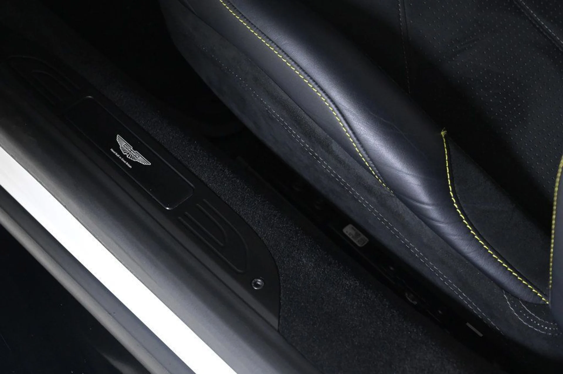 mph024_1005378988_used_2025_aston_martin_vantage_base_11350_22975138_24_1024_e90a93b877