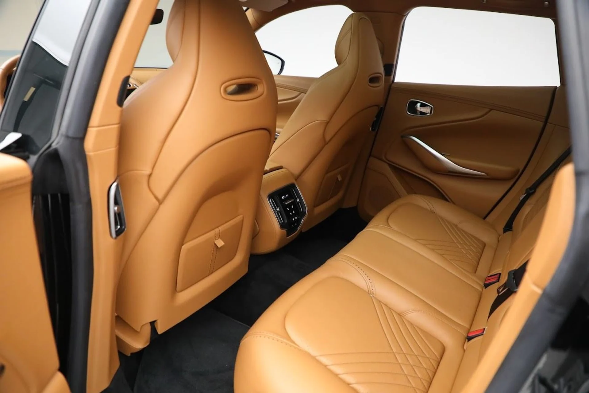 mph024_1006518291_Used_2021_Aston_Martin_DBX_1784989752_0ddf106a4d
