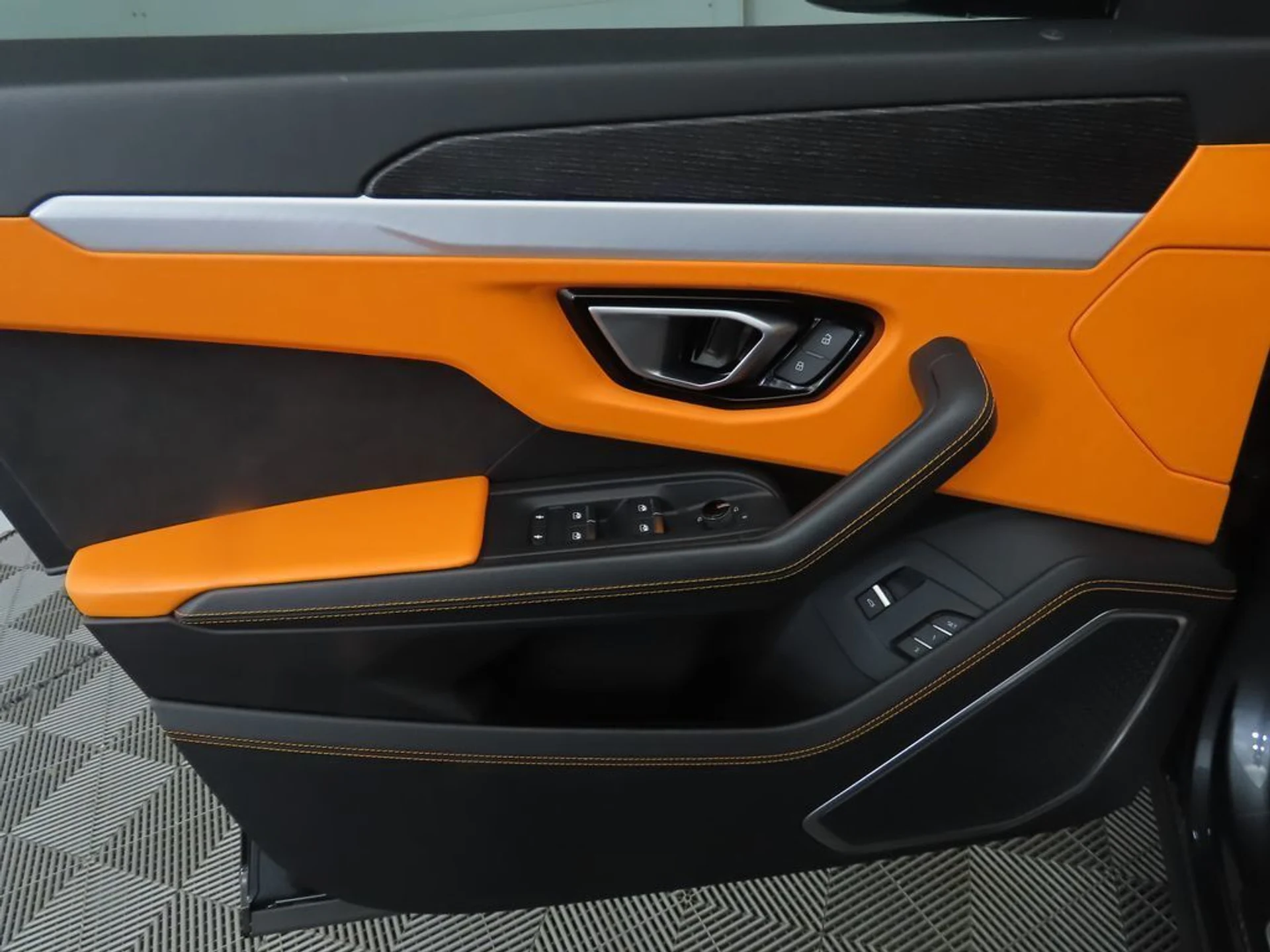 mph024_1011799382_used_2020_lamborghini_urus_awd_8119_22948232_25_1024_f61ce42576