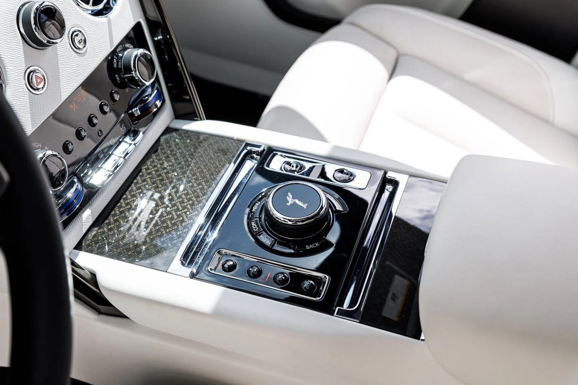 mph024_101370799_18677a6333eb34d95866653a612cdd4fx_0e00c7061f