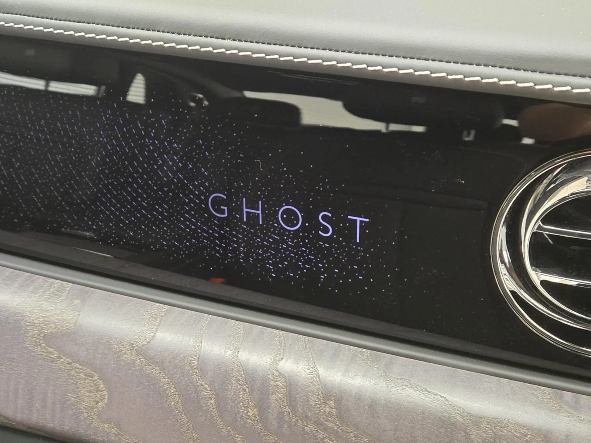 mph024_1026687410_Used_2025_Rolls_Royce_Ghost_1777356187_c093913edd