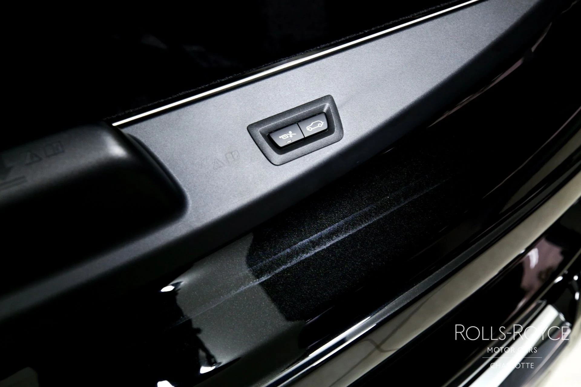 mph024_1038295537_Used_2025_Rolls_Royce_Cullinan_1746196138_01d99c8dea