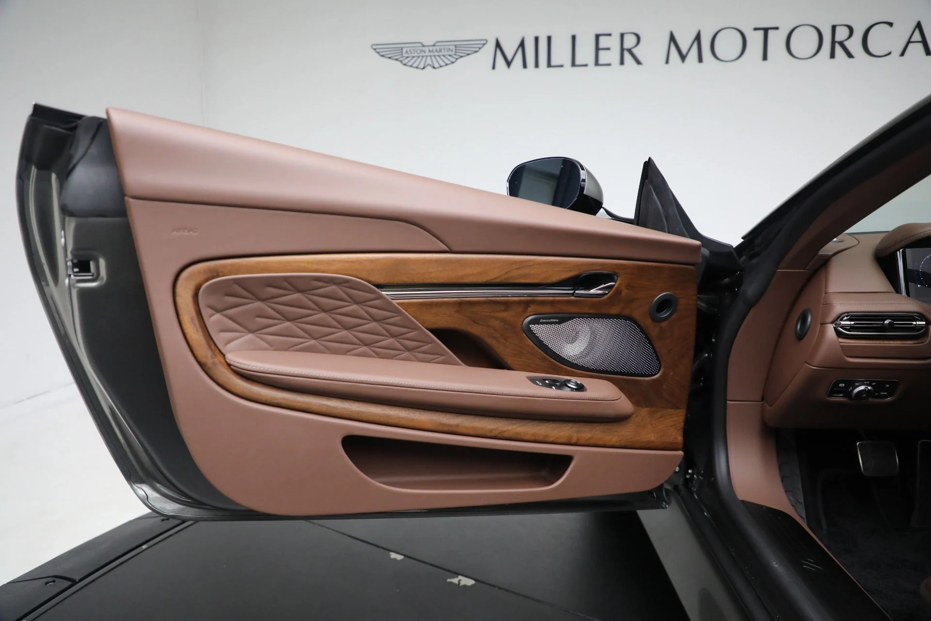 mph024_1039962741_New_2026_Aston_Martin_DB_12_Volante_4450978793