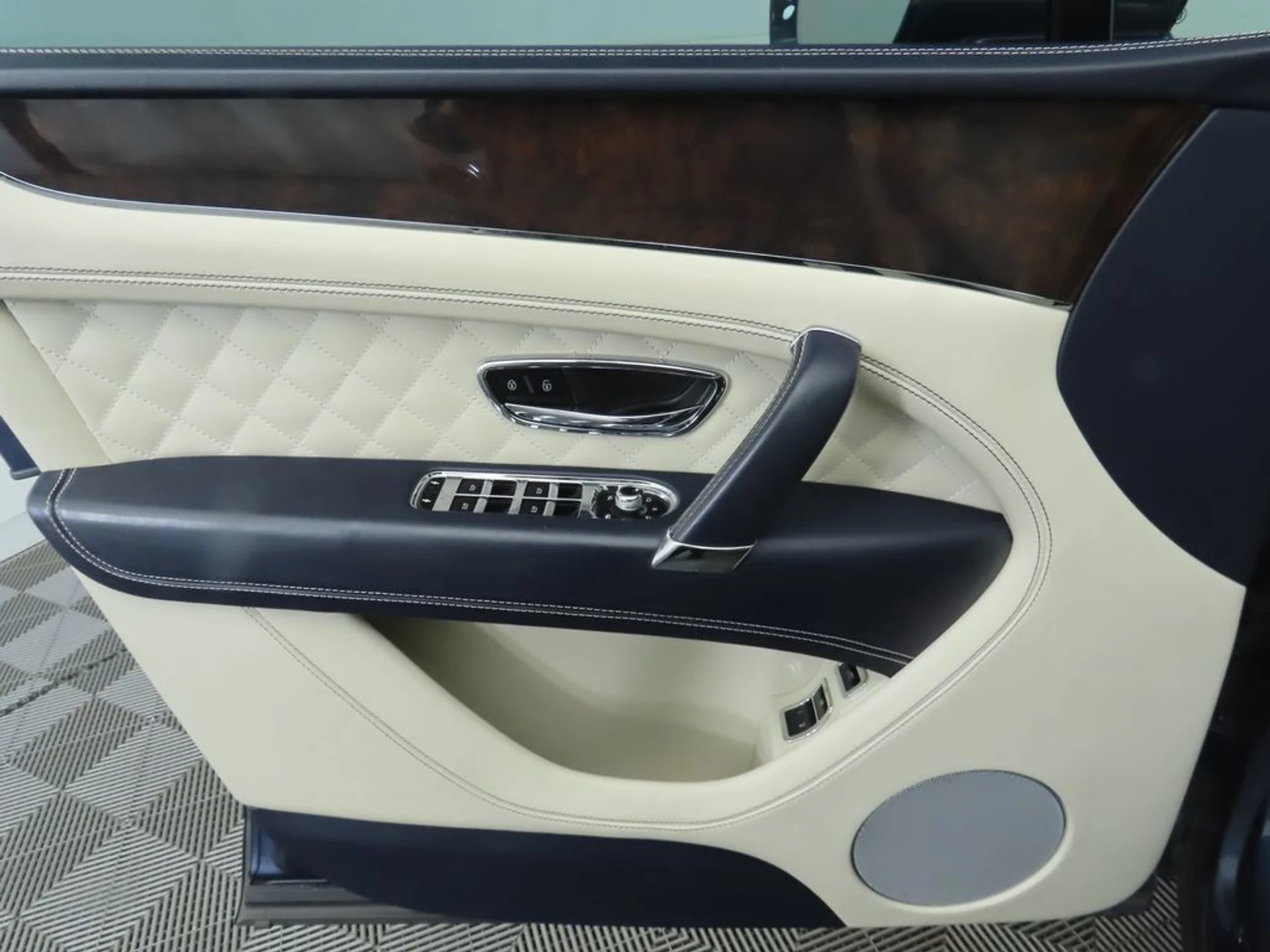 mph024_1043935890_used_2019_bentley_bentayga_v8awd_8119_22979397_25_1024_b2db673667