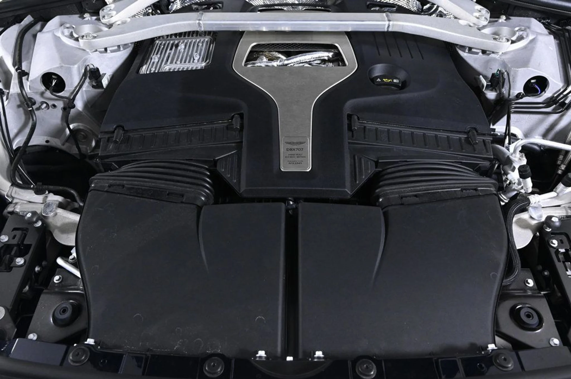 mph024_1051830525_new_2026_aston_martin_dbx_707awd_11350_22969414_25_1024_ce6bff76d9