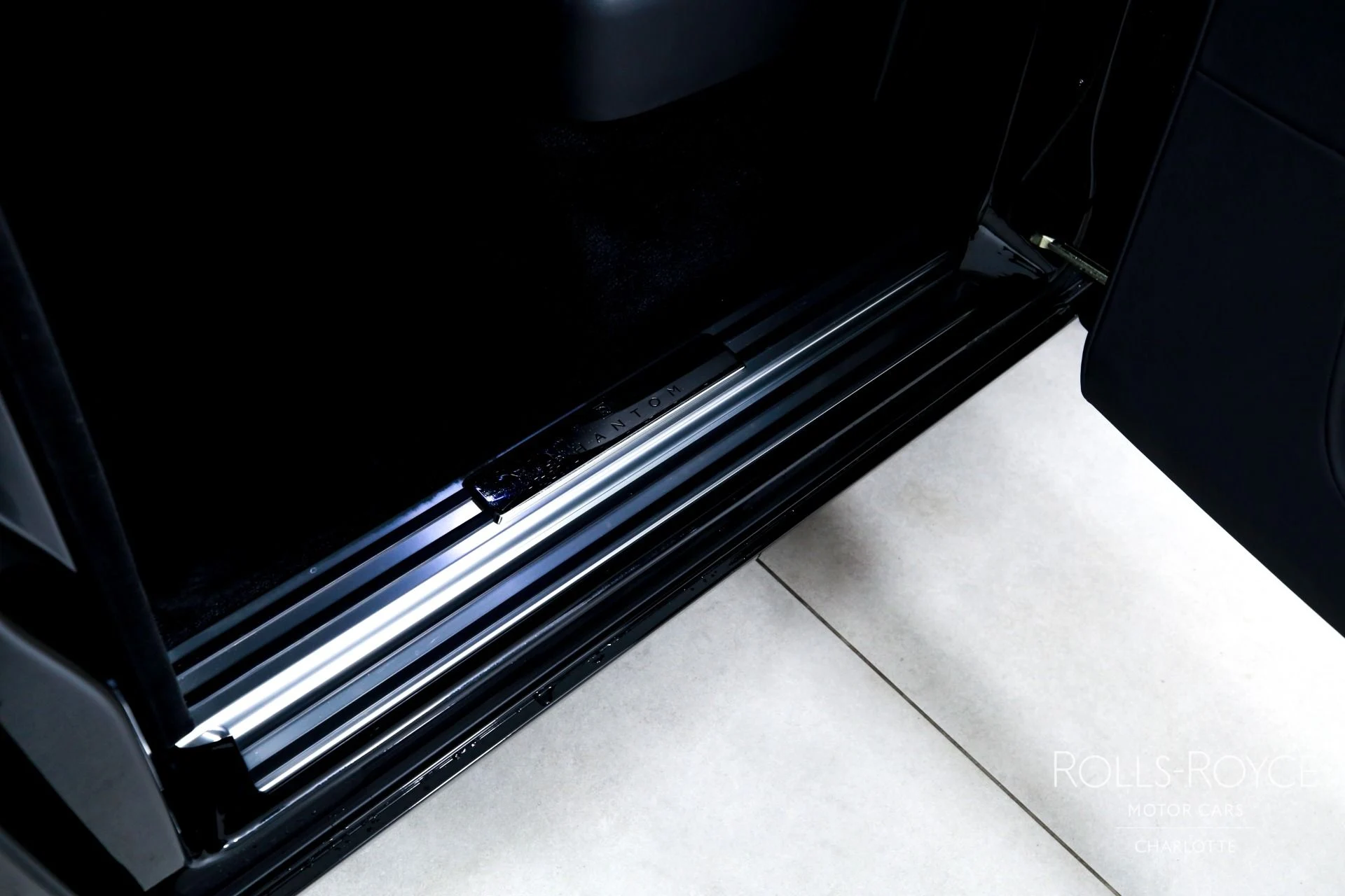 mph024_1067662752_Used_2019_Rolls_Royce_Phantom_1769450314_41d3dfe588