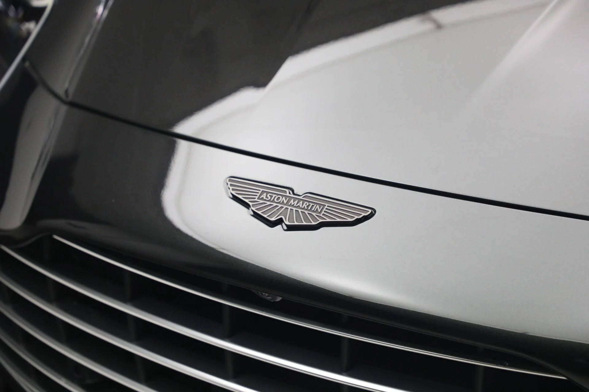 mph024_1071786436_New_2026_Aston_Martin_DB_12_S_Volante_1787328919_ccab189012