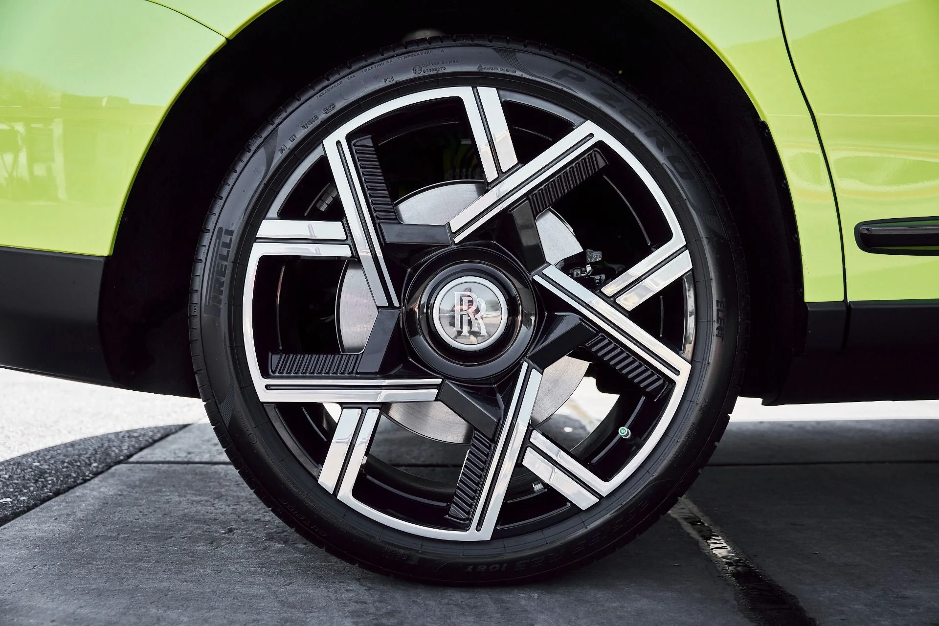 mph024_1072278271_Used_2024_Rolls_Royce_Cullinan_Base_1773162582_bc3cb77c69