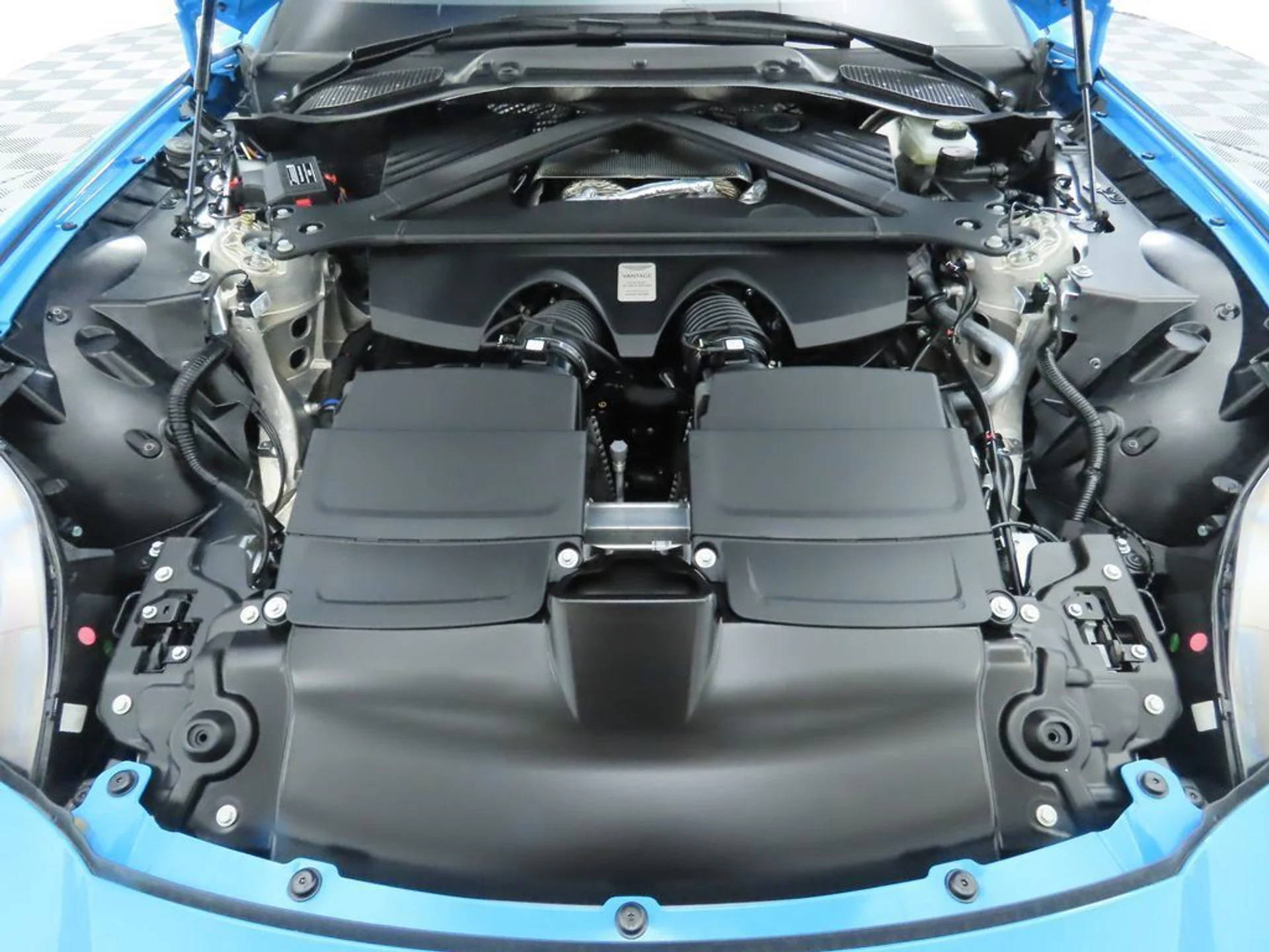 mph024_1073763790_used_2025_aston_martin_vantage_coupe_8119_23008719_25_1024_ab47aa627d