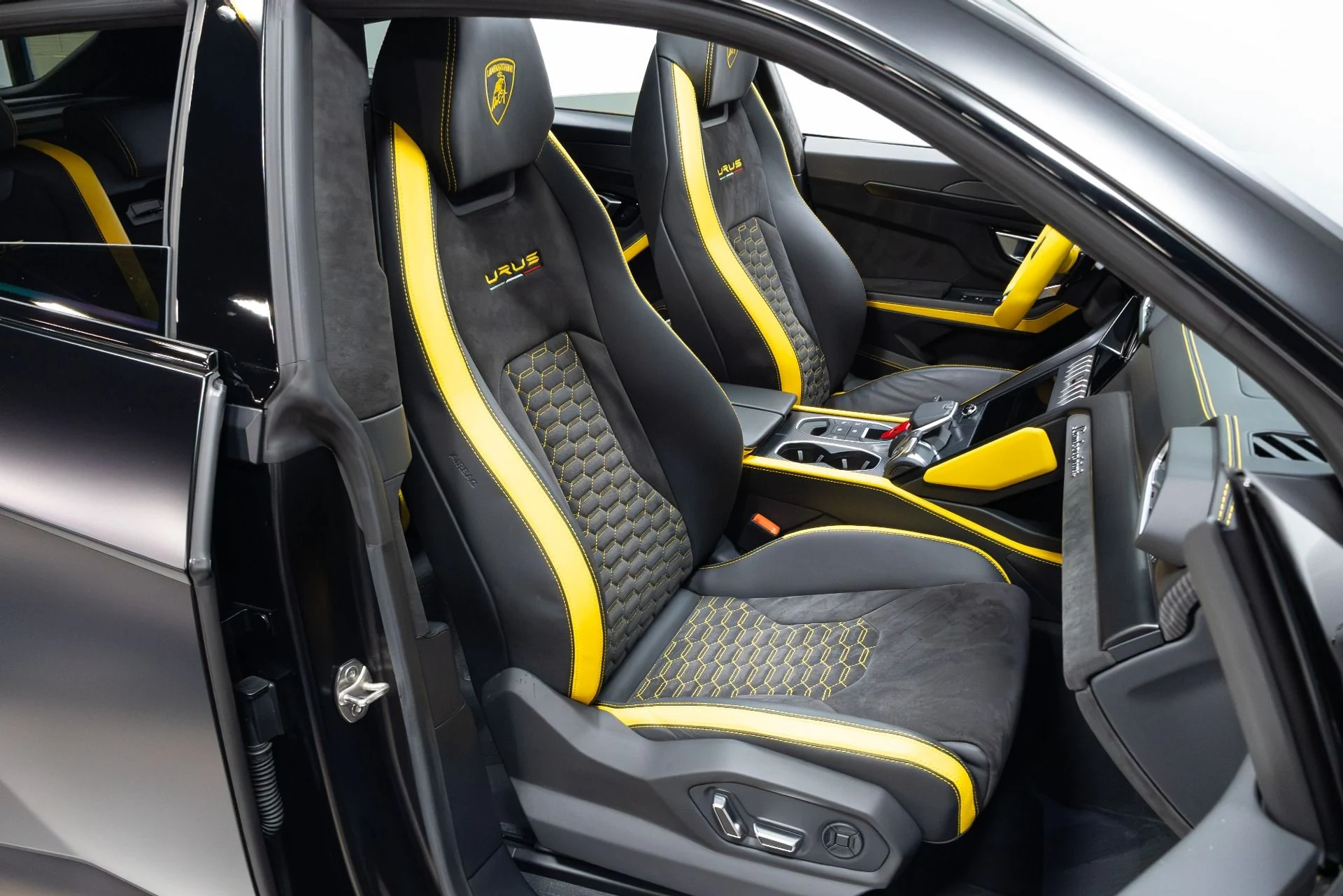mph024_1094526221_Used_2022_Lamborghini_Urus_Graphite_Capsule_1775757245_0ad1472300
