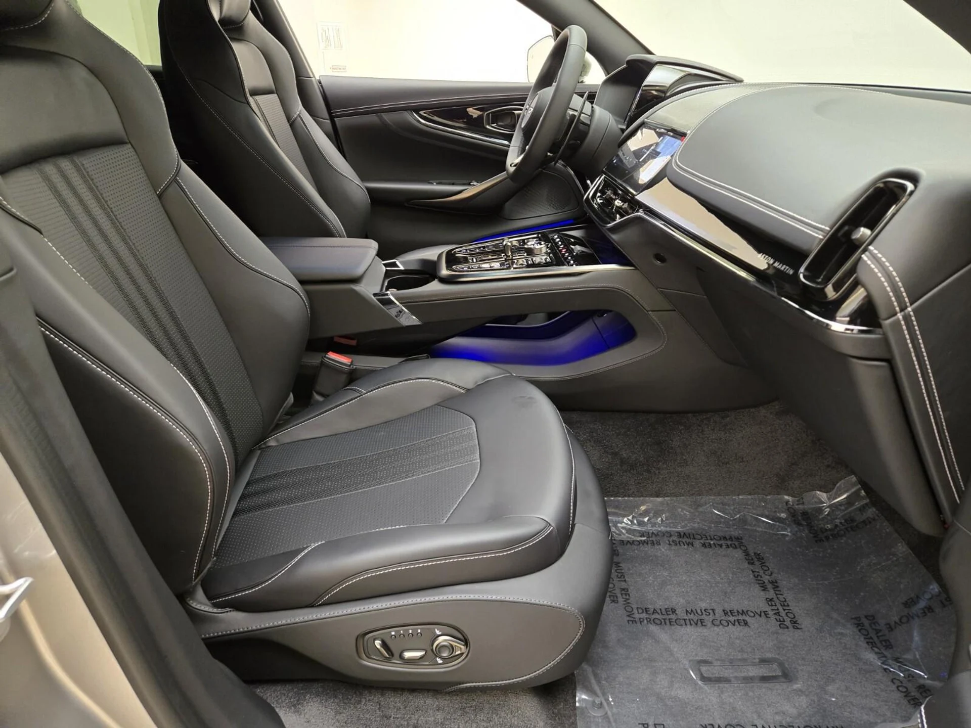 mph024_1108439474_New_2025_Aston_Martin_DBX_707_1753162760_9d477be27f