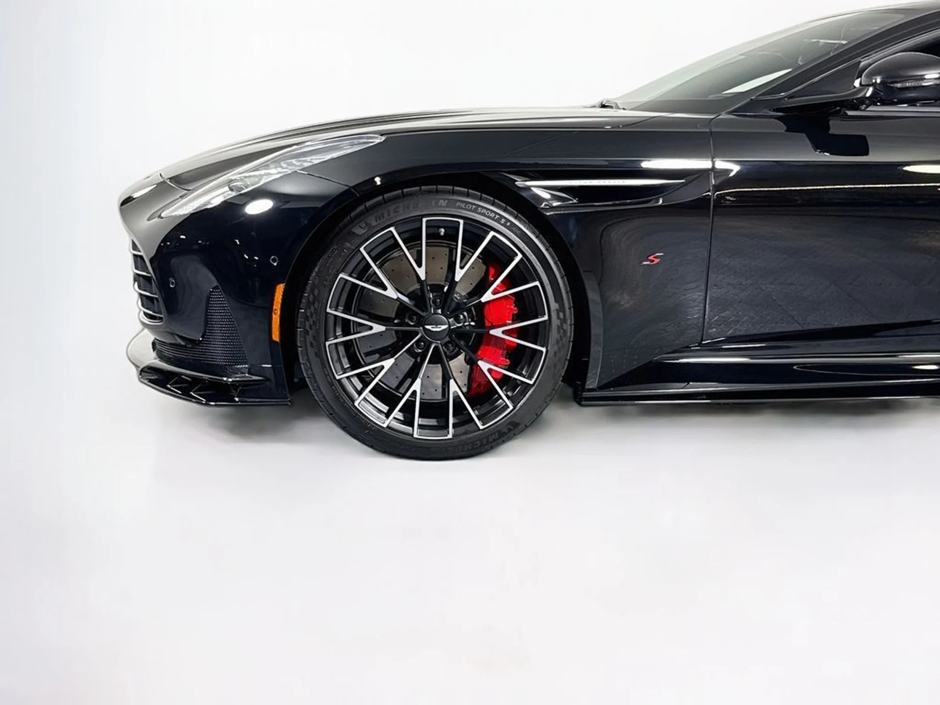 mph024_1113209166_new_2026_aston_martin_db12_scoupe_11350_23060262_25_1024_9e054d3c91