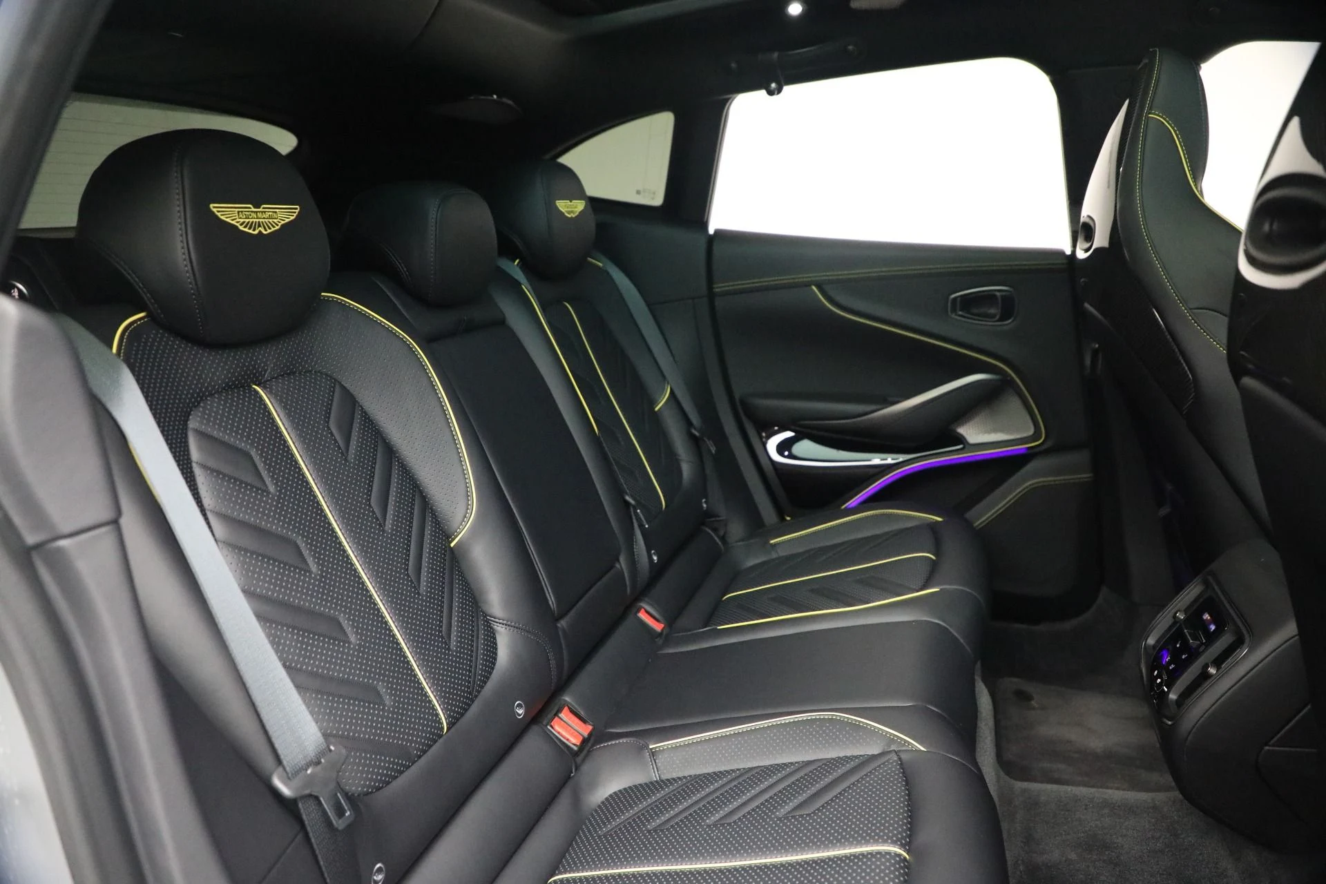 mph024_1123549725_New_2026_Aston_Martin_DBX_S_1787860689_d9ee5fcb50