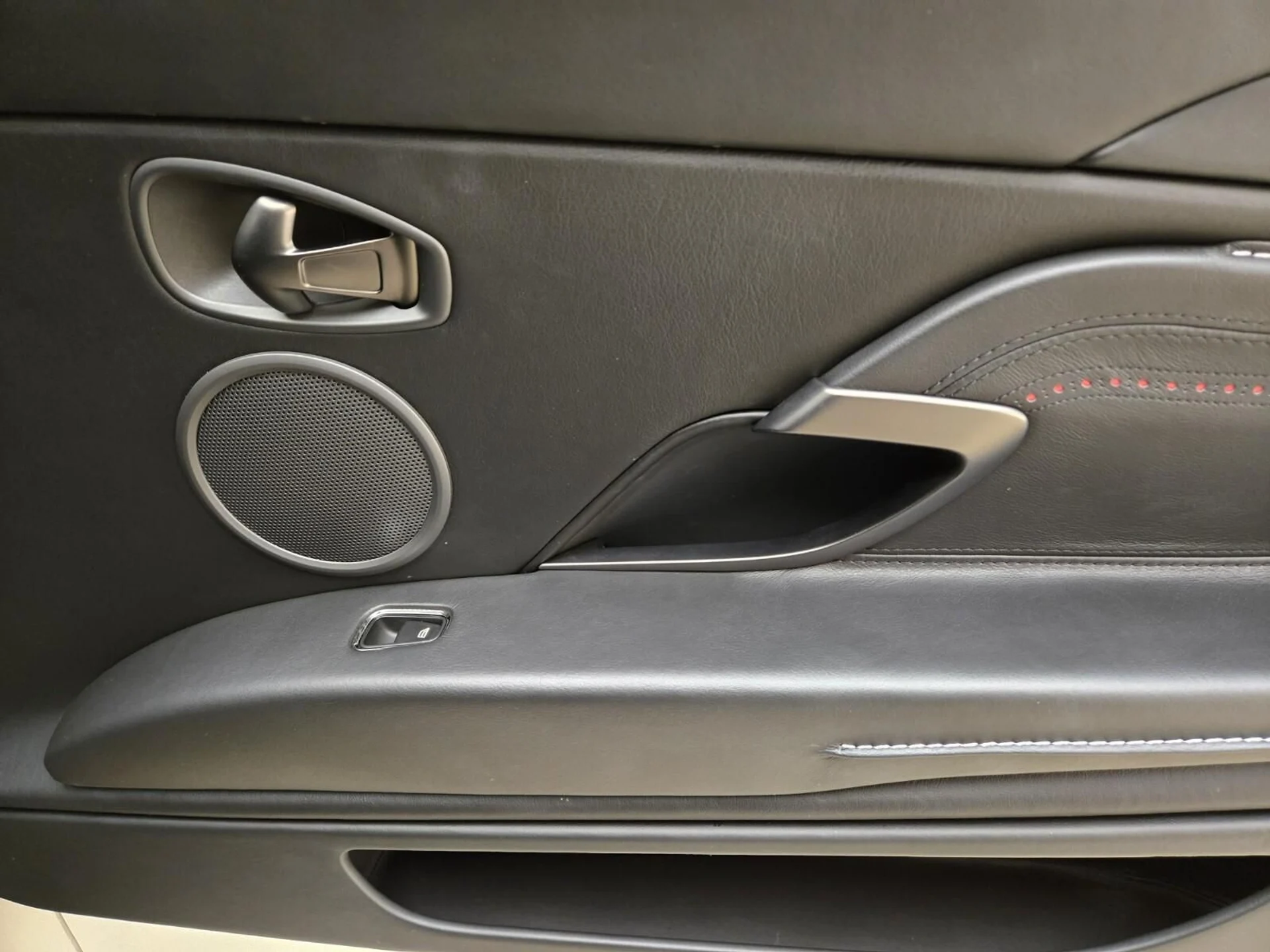 mph024_1133037641_Used_2020_Aston_Martin_DB_11_1727783496_6d434e2b8d