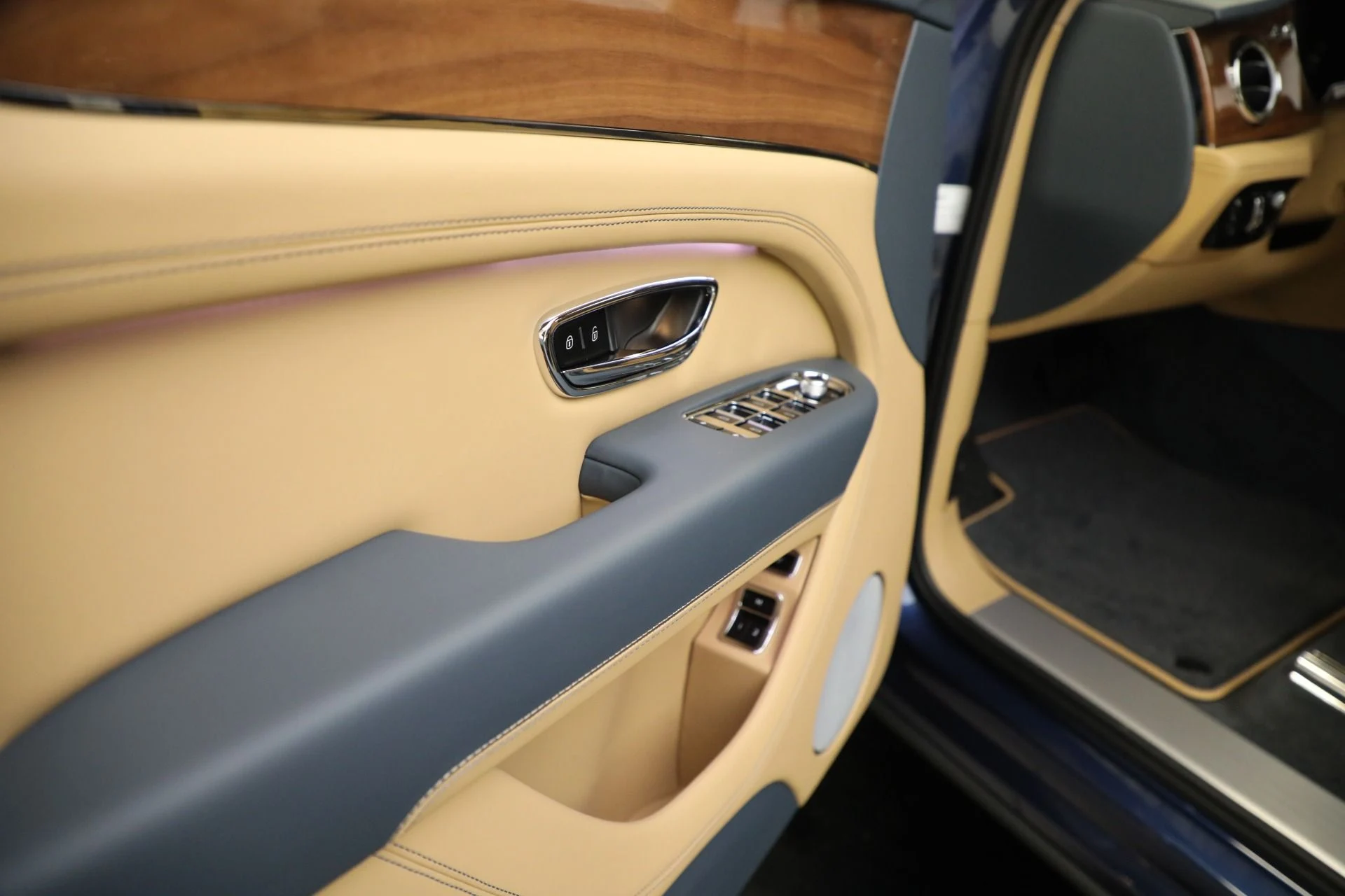mph024_11408166_Used_2023_Bentley_Bentayga_V8_6b283f4d87