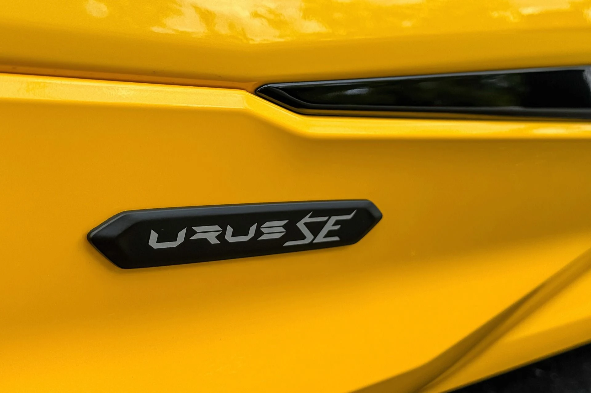 mph024_114926588_Used_2025_Lamborghini_Urus_SE_1756898793_61eb02f474
