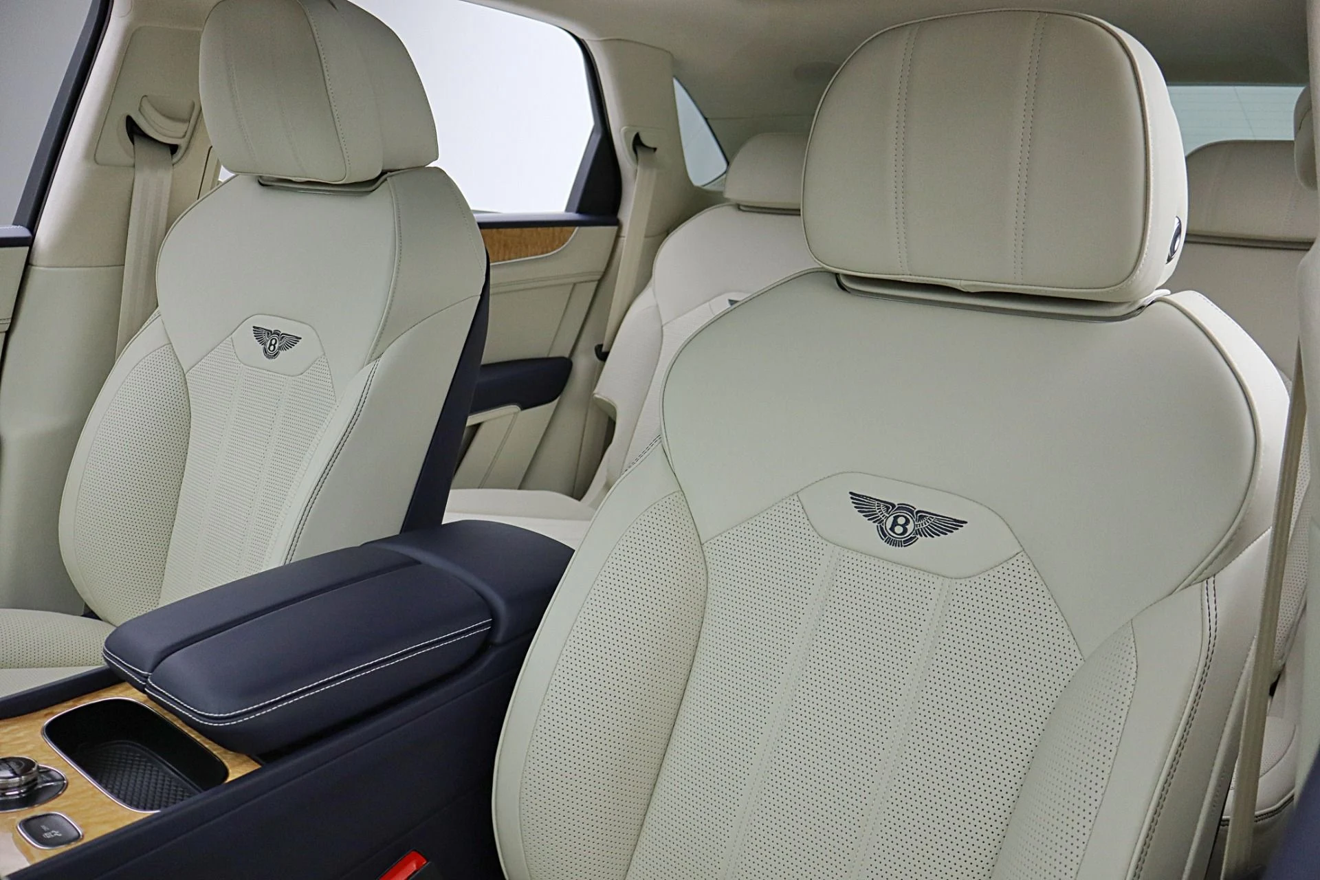 mph024_1155114090_Used_2023_Bentley_Bentayga_V8_48fba5637d
