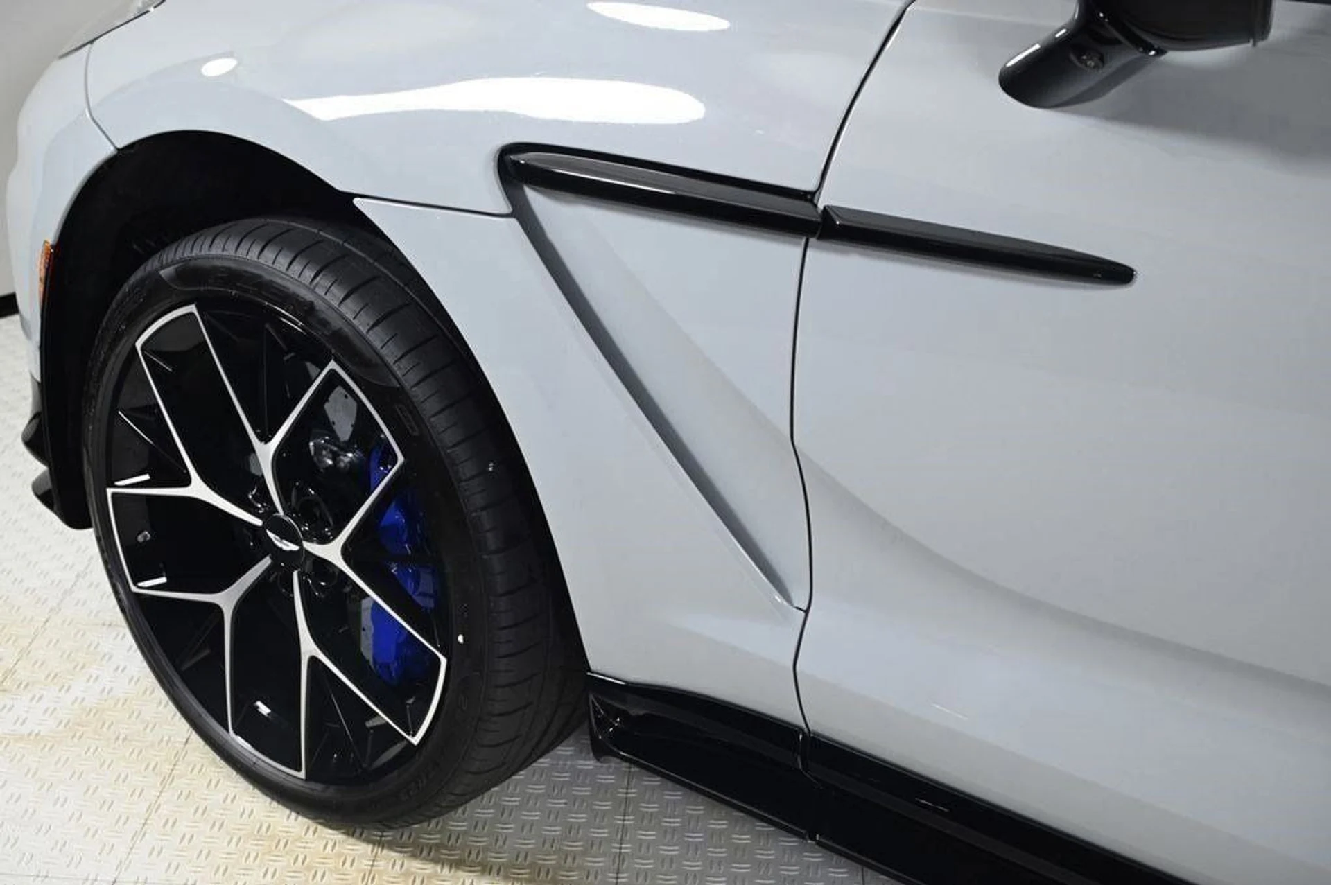 mph024_1161818432_new_2025_aston_martin_dbx_707awd_11350_22854859_24_1024_c2e31b4b57