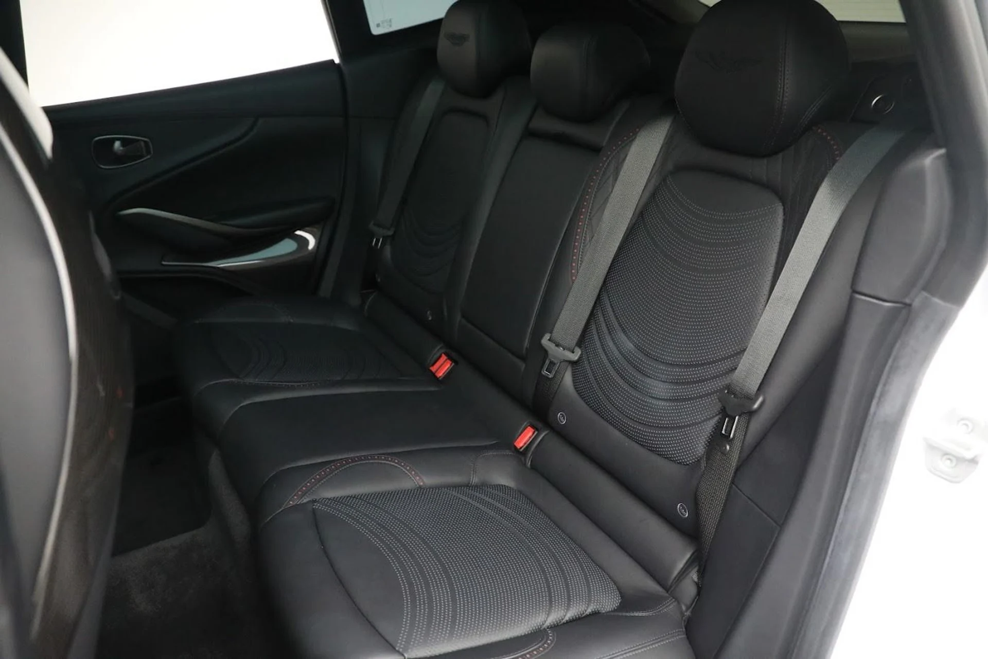 mph024_1165982584_Used_2023_Aston_Martin_DBX_707_6002824960