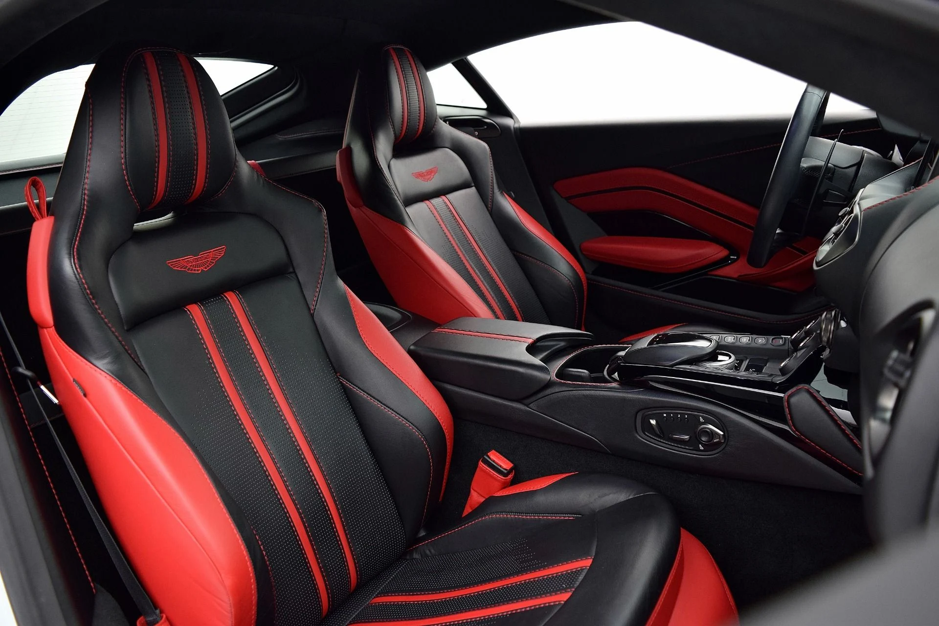 mph024_1198735126_Used_2019_Aston_Martin_Vantage_Coupe_02a99fe7f6