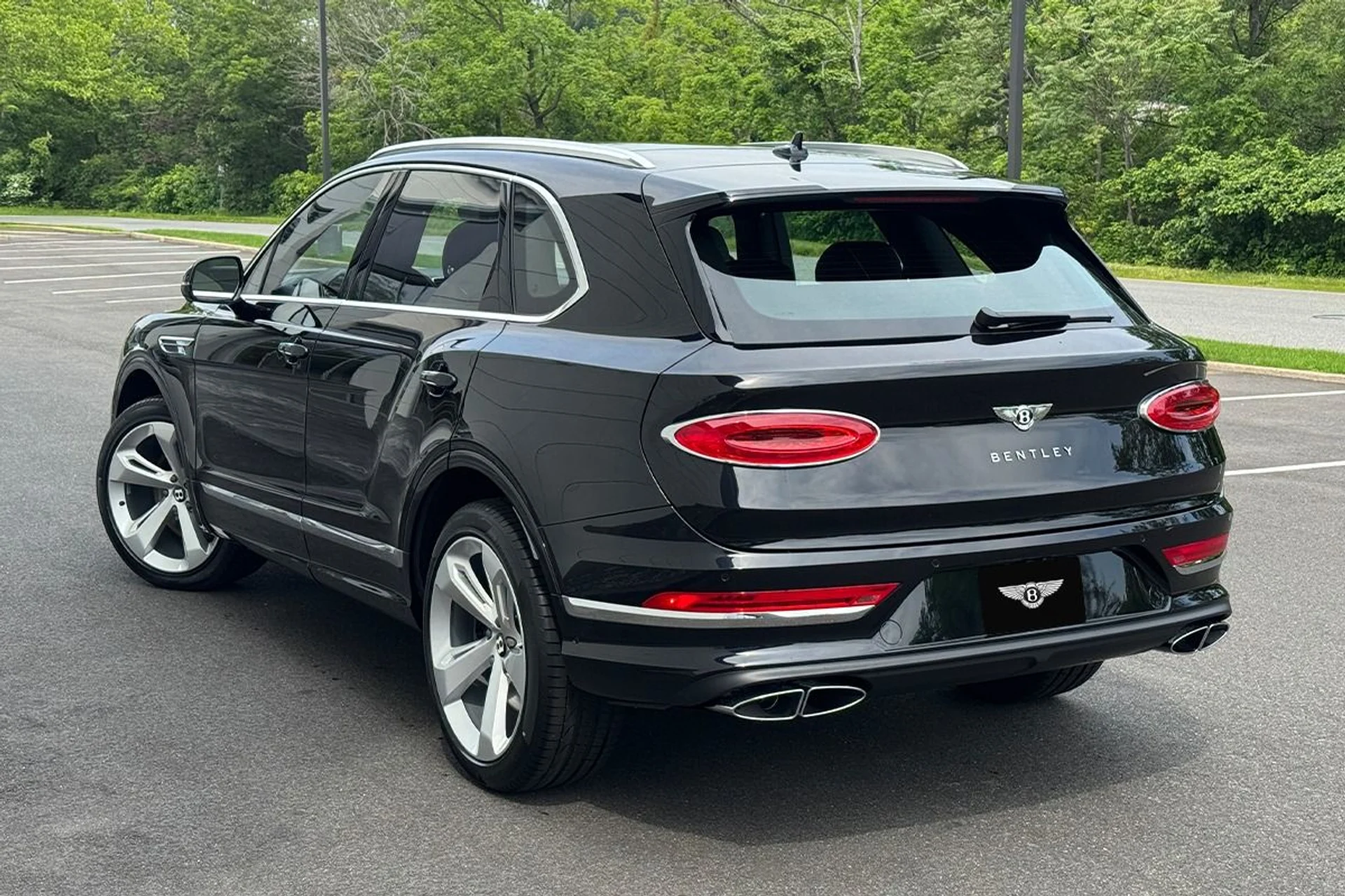 mph024_1219031926_New_2025_Bentley_Bentayga_V8_1749227501_29ab922a59