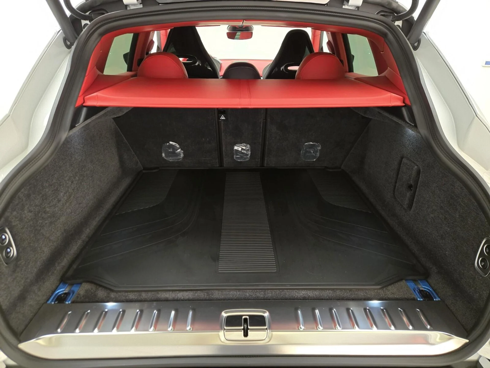 mph024_1242586016_Used_2025_Aston_Martin_DBX_707_1762583640_3846215add